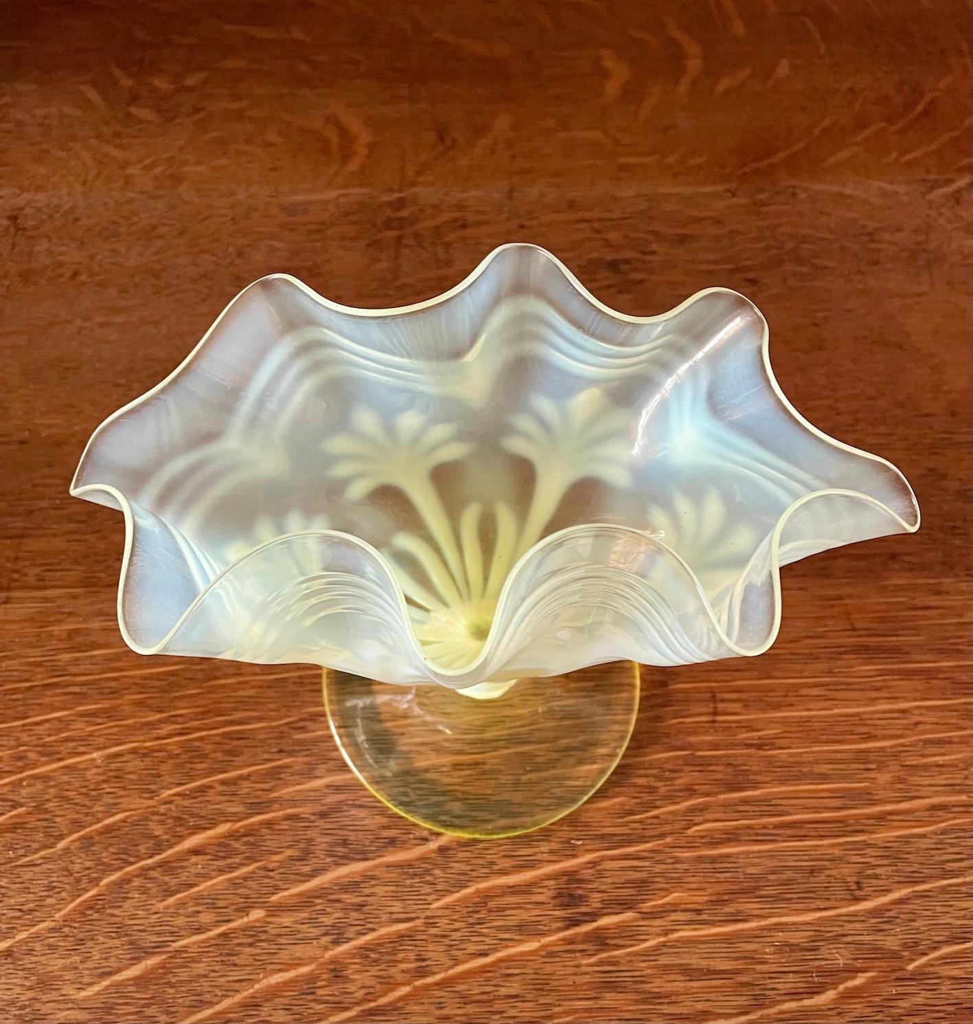 Vaso di grandi dimensioni in vetro vaselina Arts & Crafts con motivo a iris opalino

A forma di ventaglio con piano scanalato e base circolare

John Walsh Walsh

Circa 1900

Altezza 15 cm. Larghezza 21 cm. Profondità 10 cm

John Walsh Walsh

John