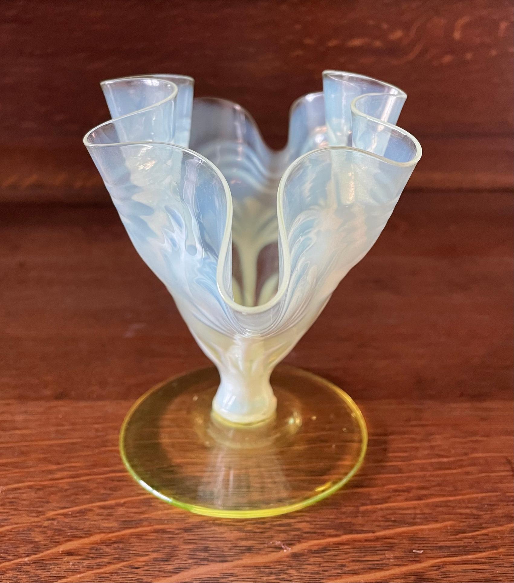 Inglese Vaso scanalato in vetro di vaselina Arts & Crafts in vendita
