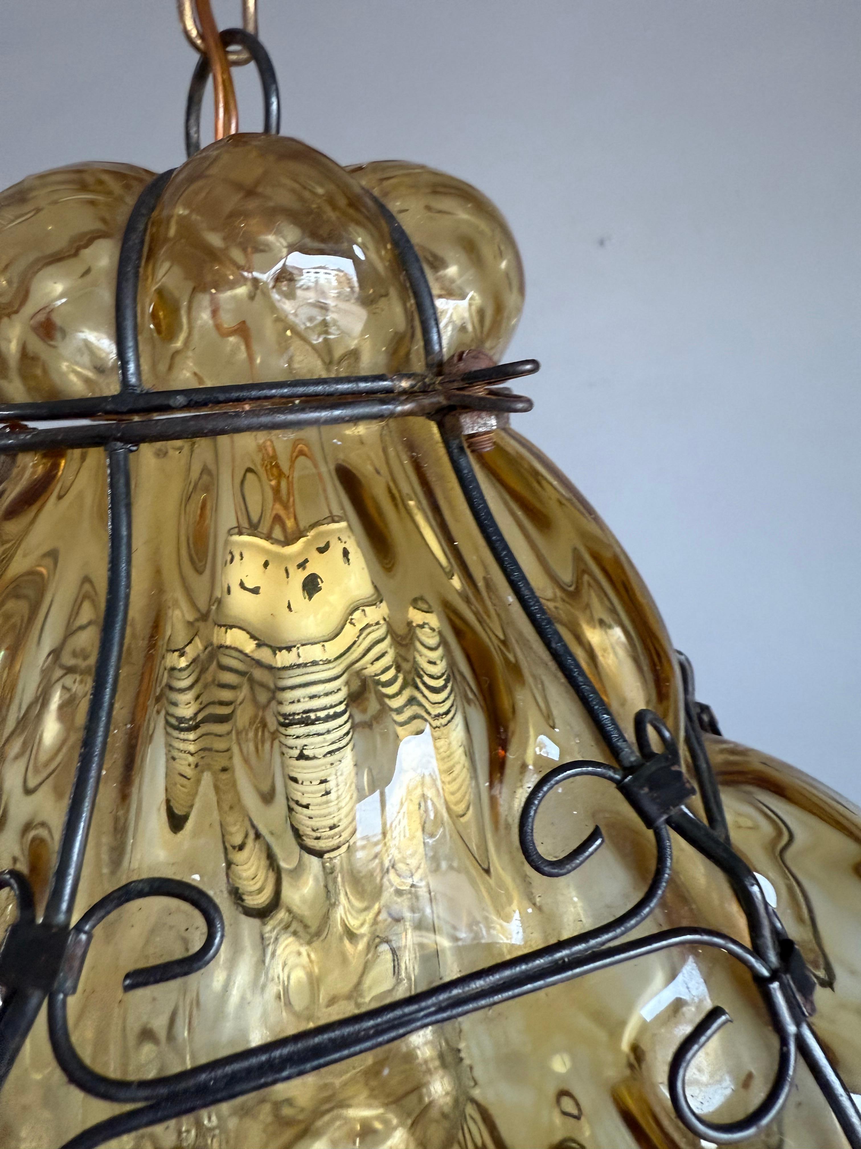 Lampe suspendue vénitienne Arts & Crafts en verre soufflé à la bouche dans un cadre en fer en vente 2