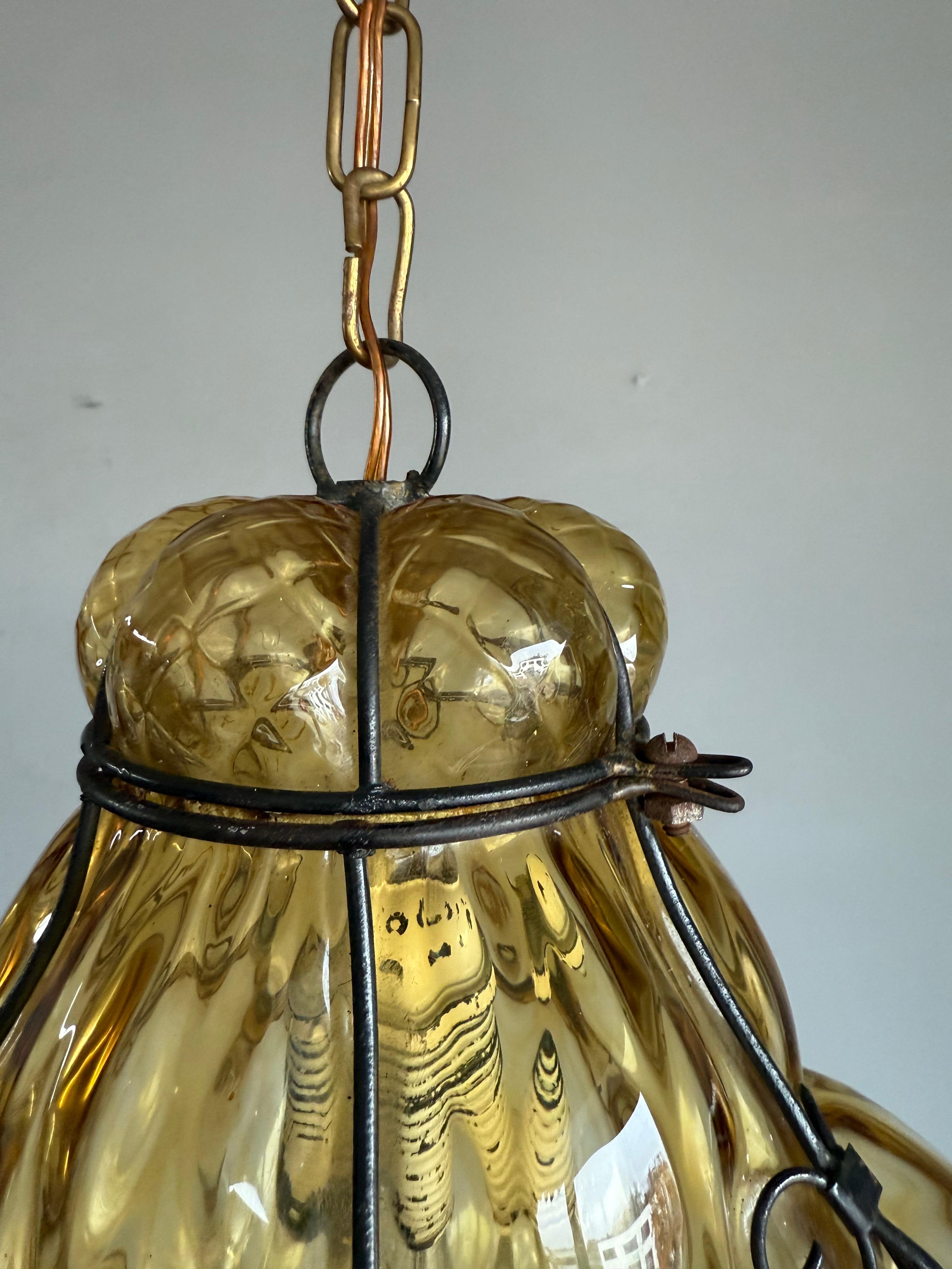 Lampe suspendue vénitienne Arts & Crafts en verre soufflé à la bouche dans un cadre en fer en vente 3