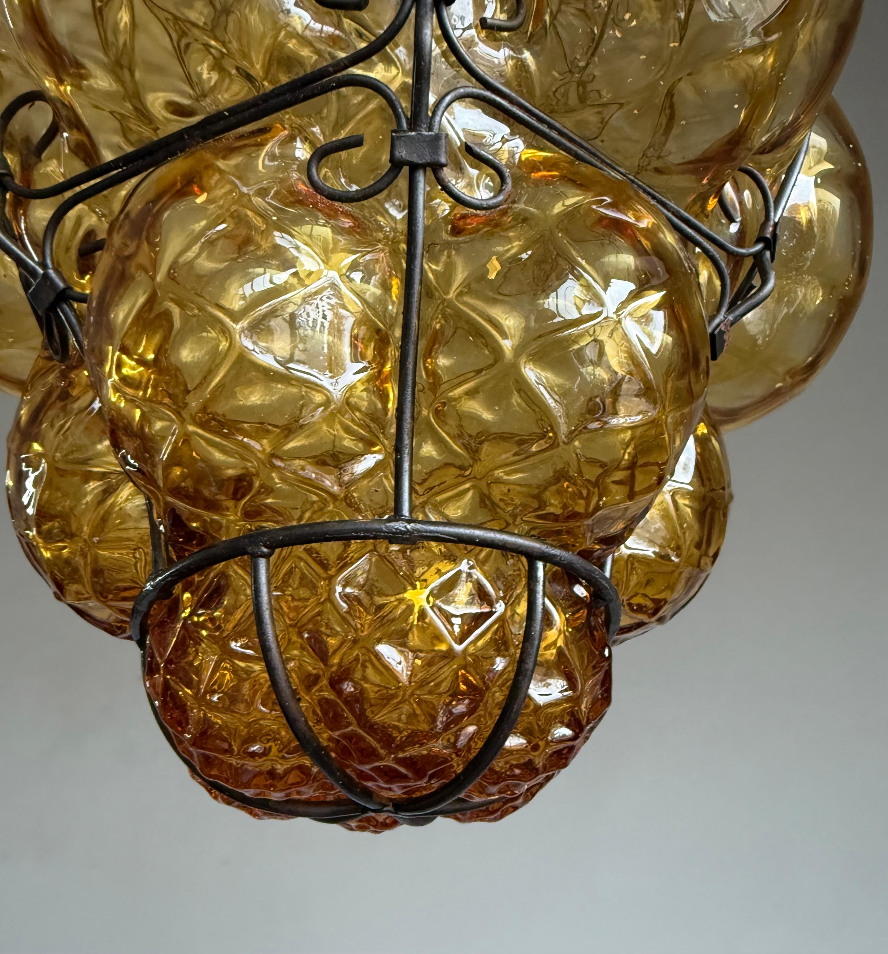 Lampe suspendue vénitienne Arts & Crafts en verre soufflé à la bouche dans un cadre en fer en vente 4