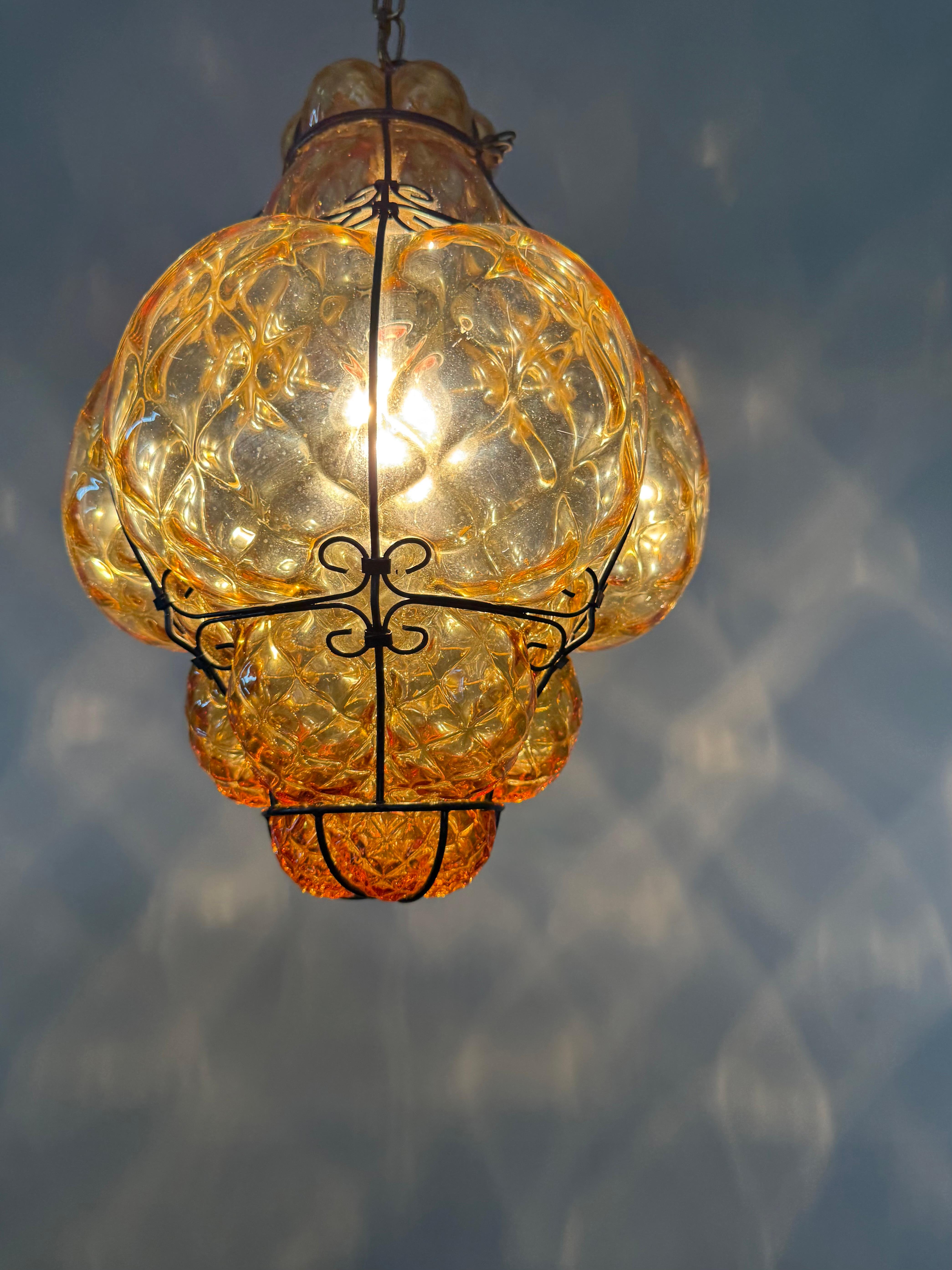 Lampe suspendue vénitienne Arts & Crafts en verre soufflé à la bouche dans un cadre en fer en vente 5