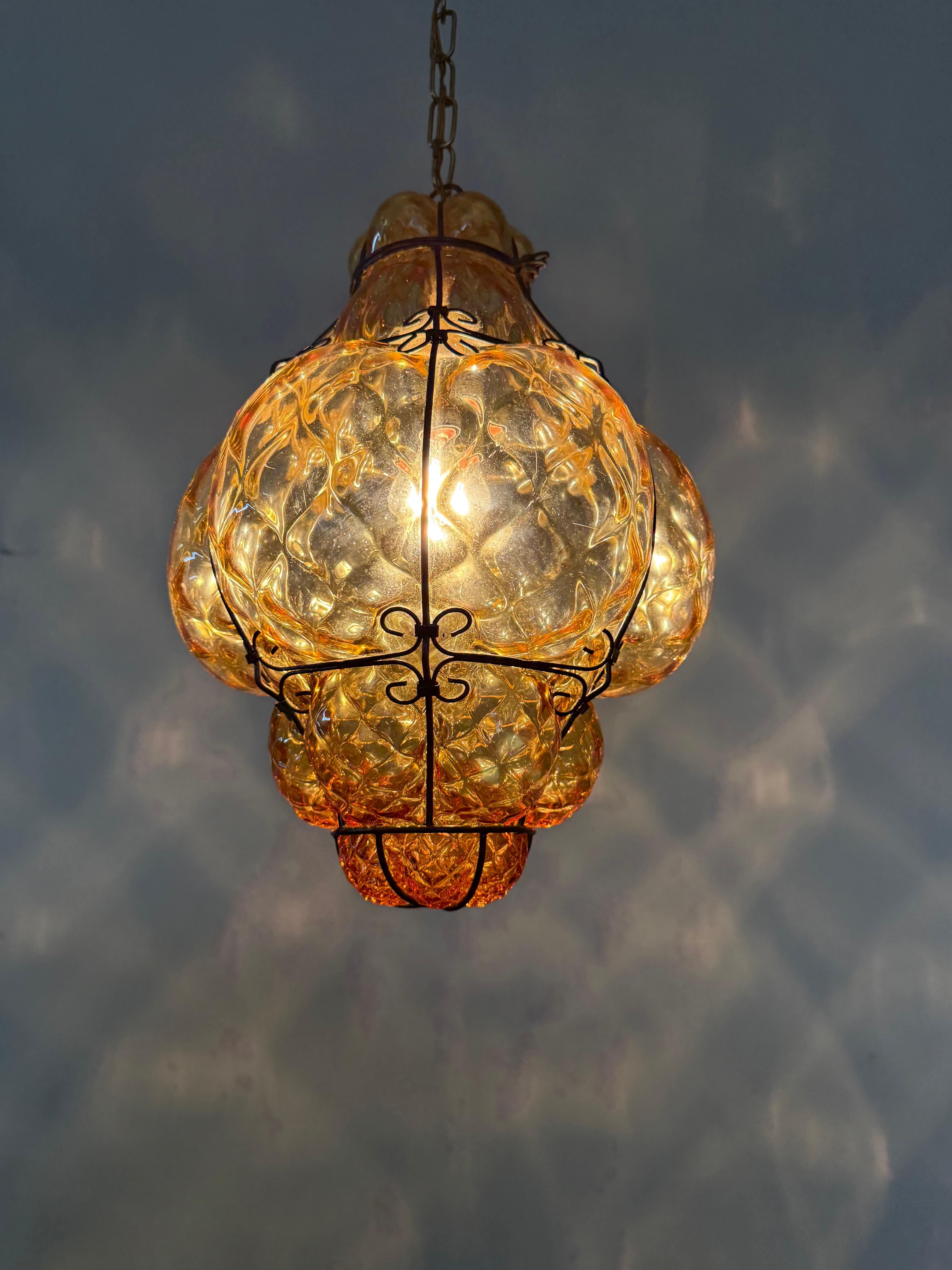 Lampe suspendue vénitienne Arts & Crafts en verre soufflé à la bouche dans un cadre en fer en vente 6