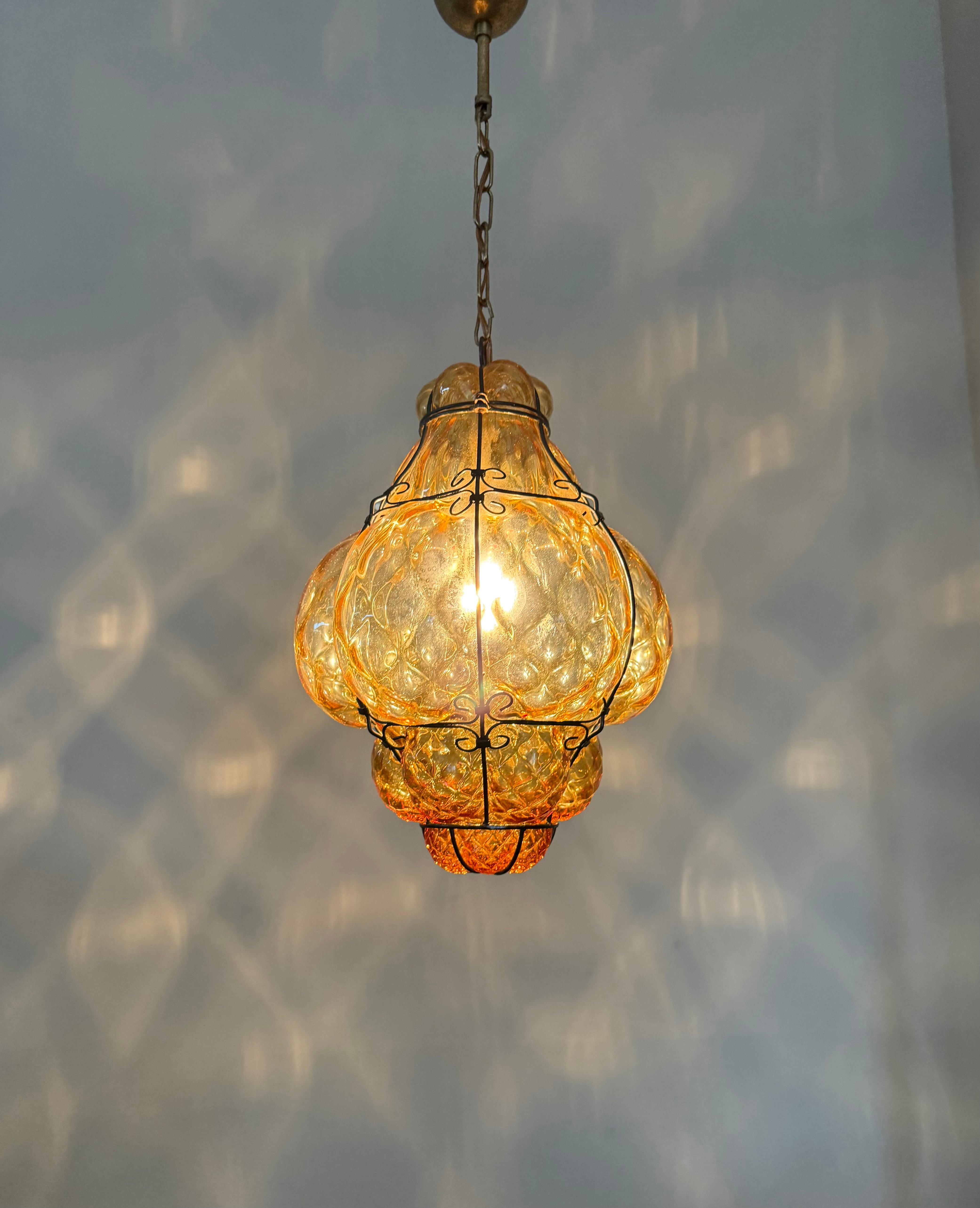 Lampe suspendue vénitienne Arts & Crafts en verre soufflé à la bouche dans un cadre en fer en vente 7