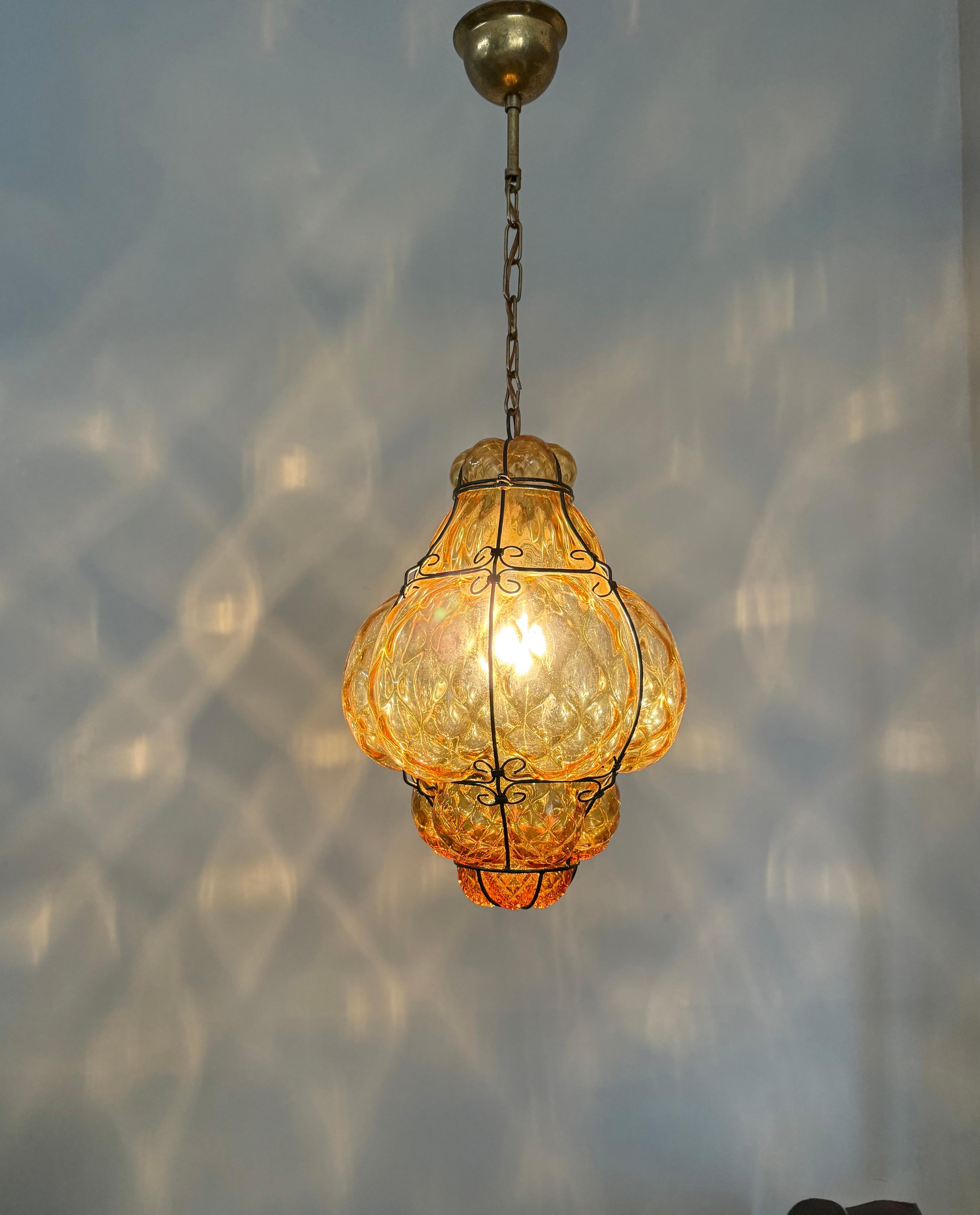 Lampe suspendue vénitienne Arts & Crafts en verre soufflé à la bouche dans un cadre en fer en vente 8