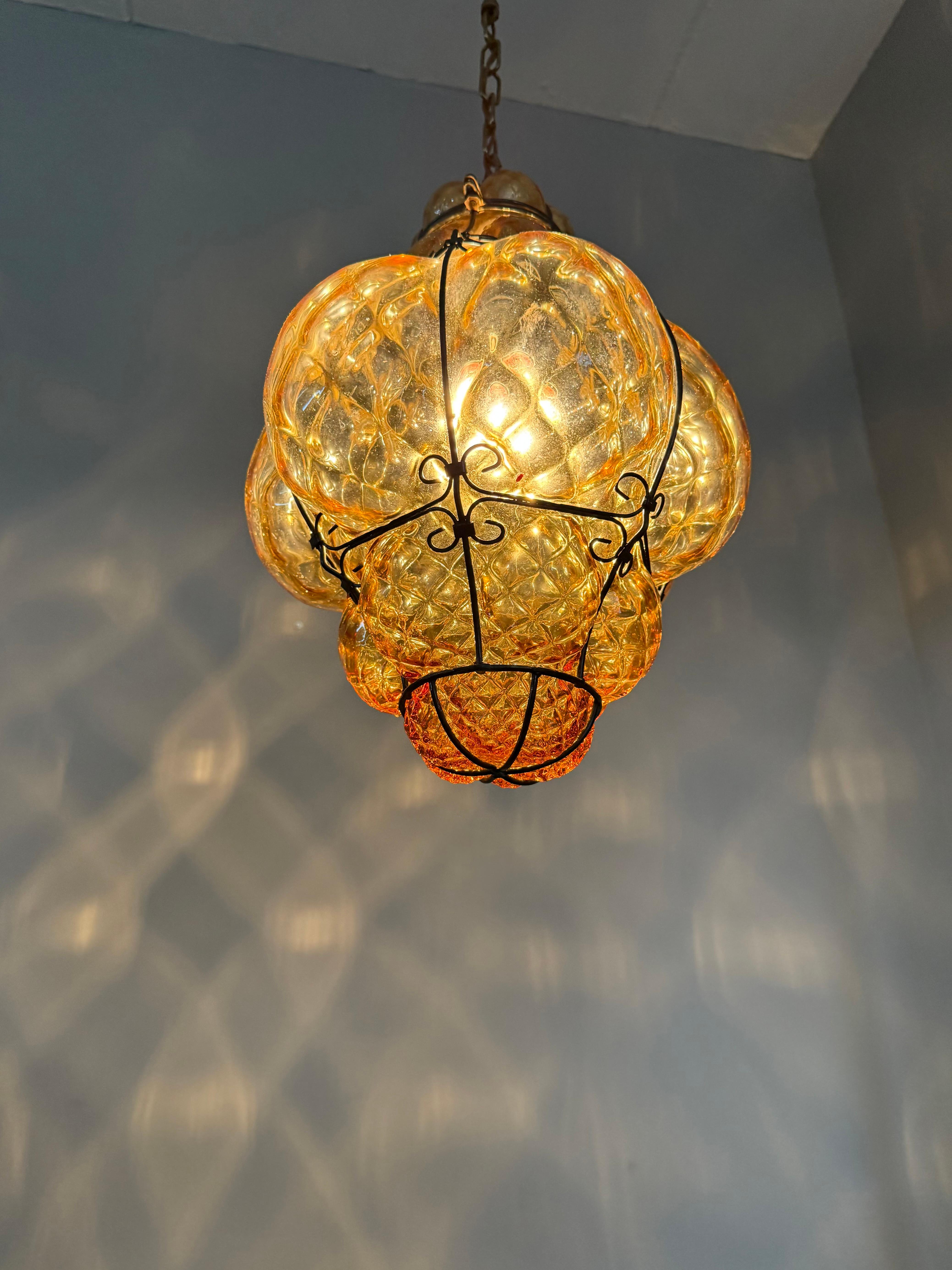 Lampe suspendue vénitienne Arts & Crafts en verre soufflé à la bouche dans un cadre en fer en vente 9