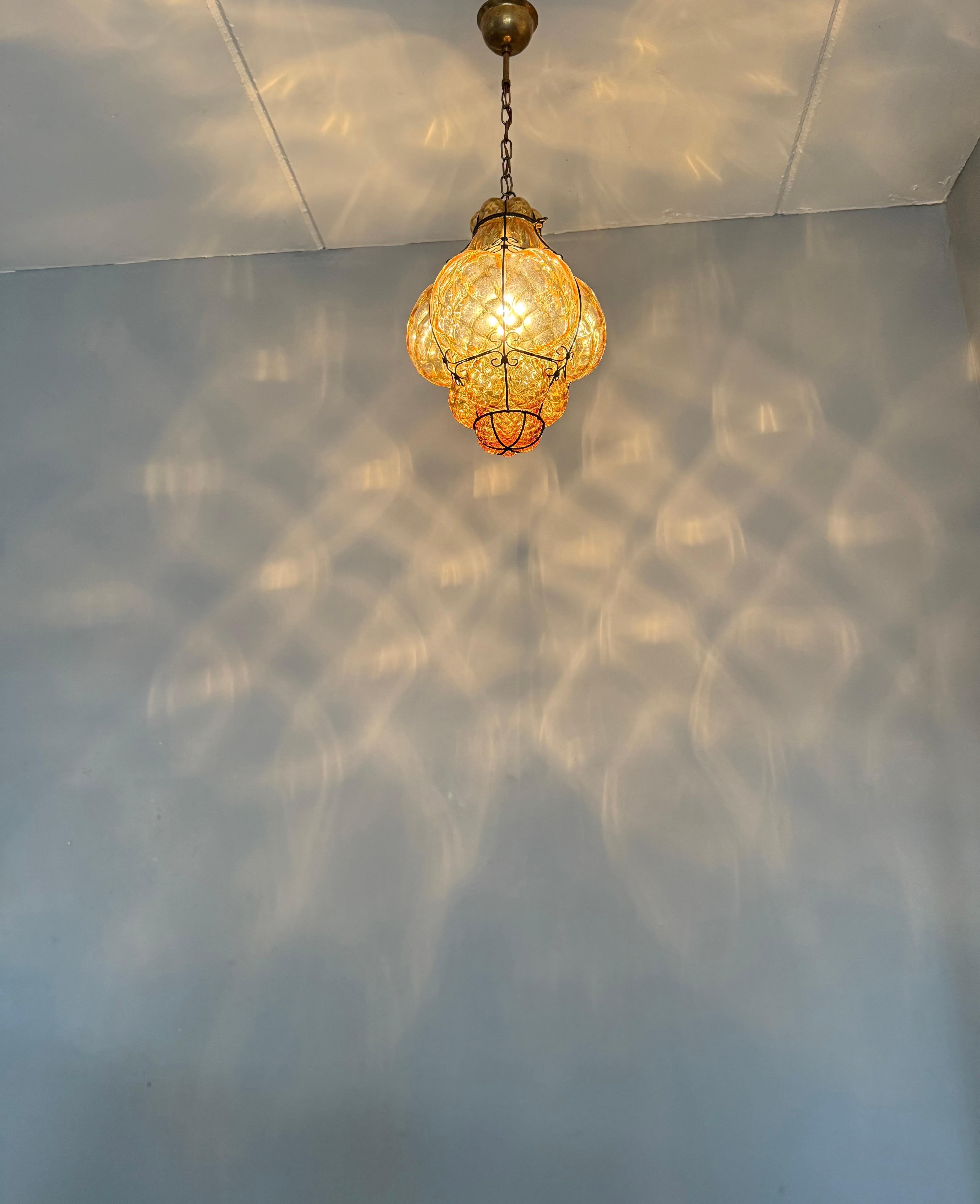 Lampe suspendue vénitienne Arts & Crafts en verre soufflé à la bouche dans un cadre en fer en vente 10