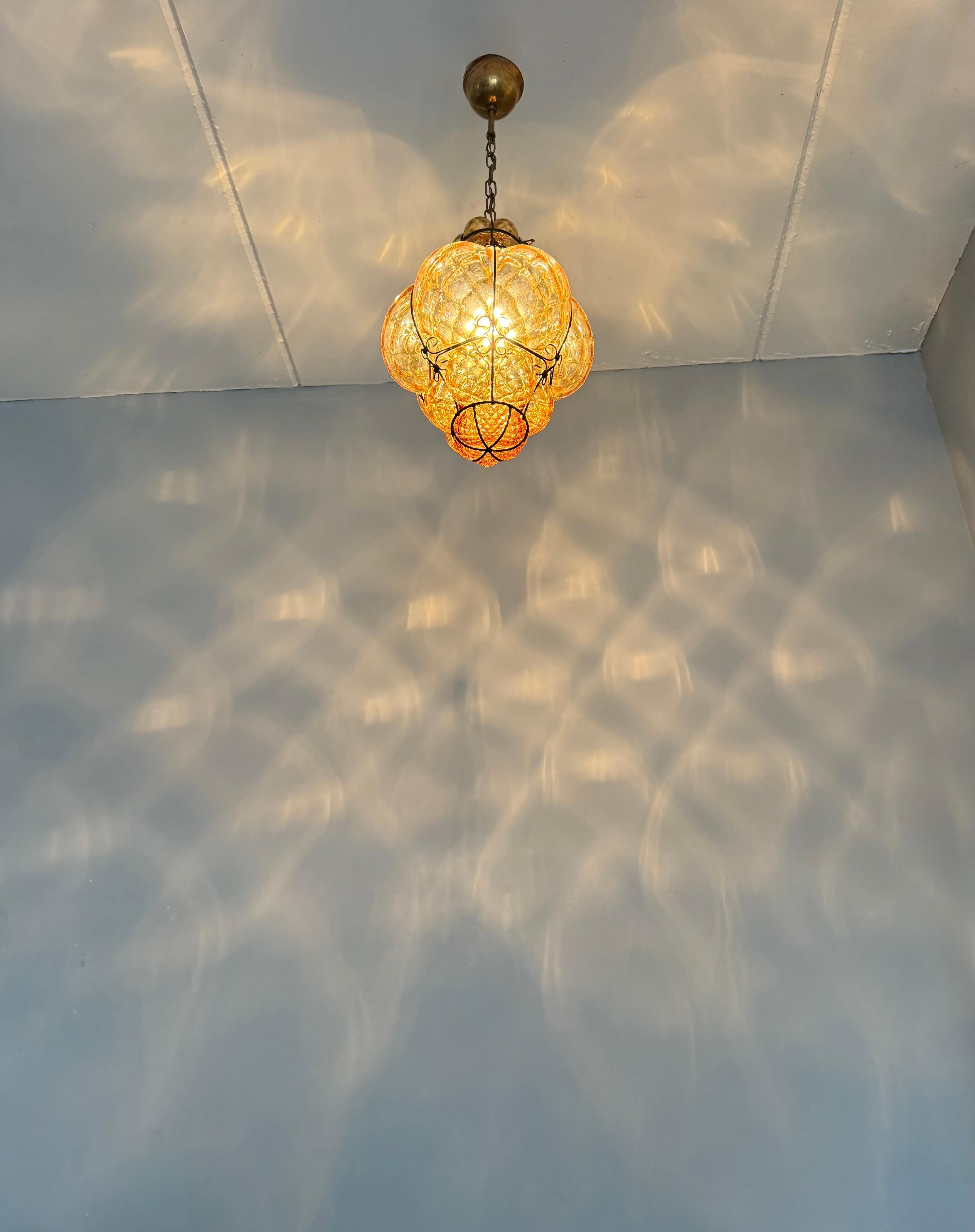 Lampe suspendue vénitienne Arts & Crafts en verre soufflé à la bouche dans un cadre en fer en vente 11