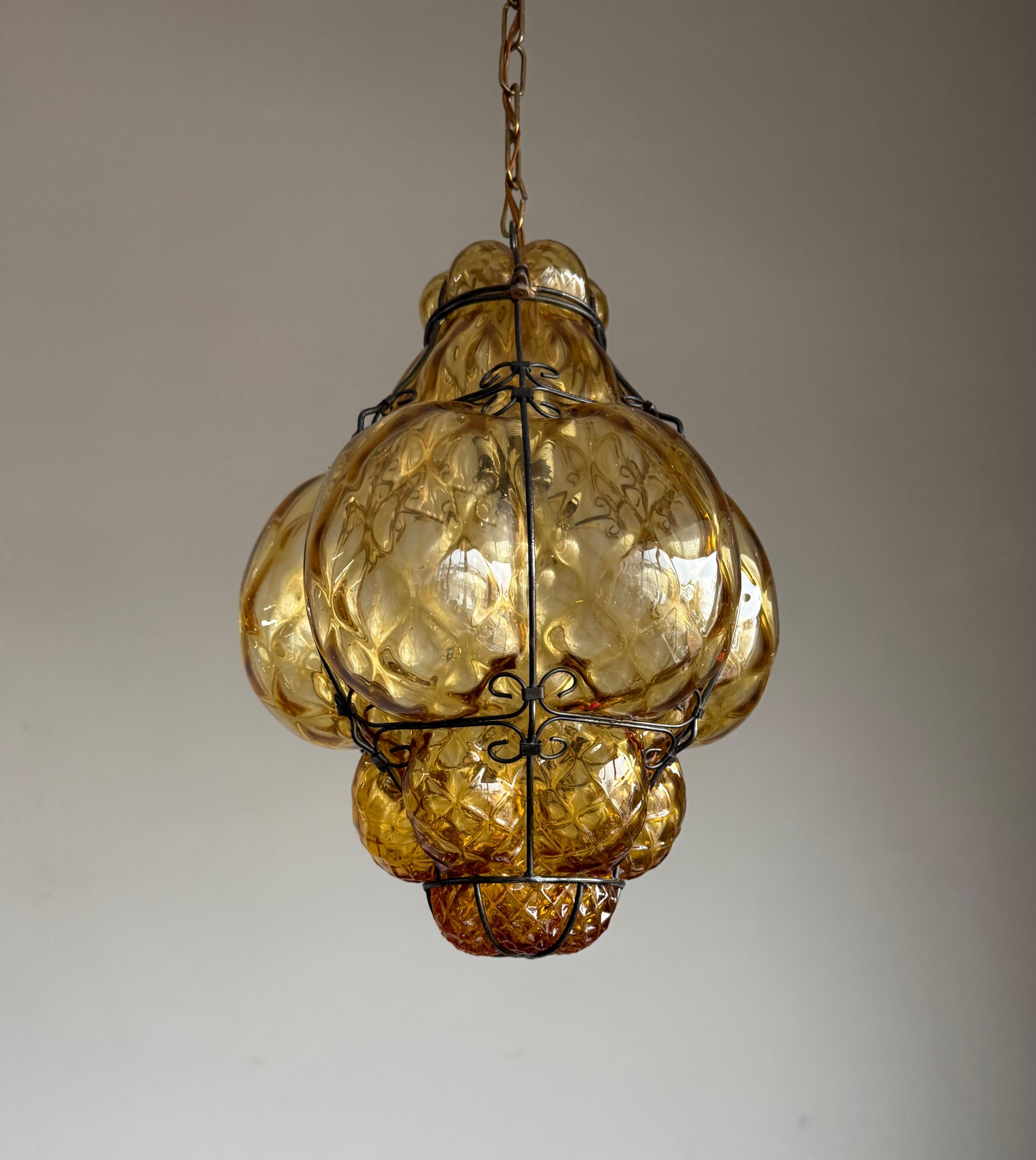 Pendentif de couloir �élégant et en excellent état provenant de Venise.

De temps en temps, nous tombons sur une pièce qui ressemble moins à une découverte qu'à un cadeau. Ce pendentif en verre fumé vénitien, datant des années 1920, est exactement ce