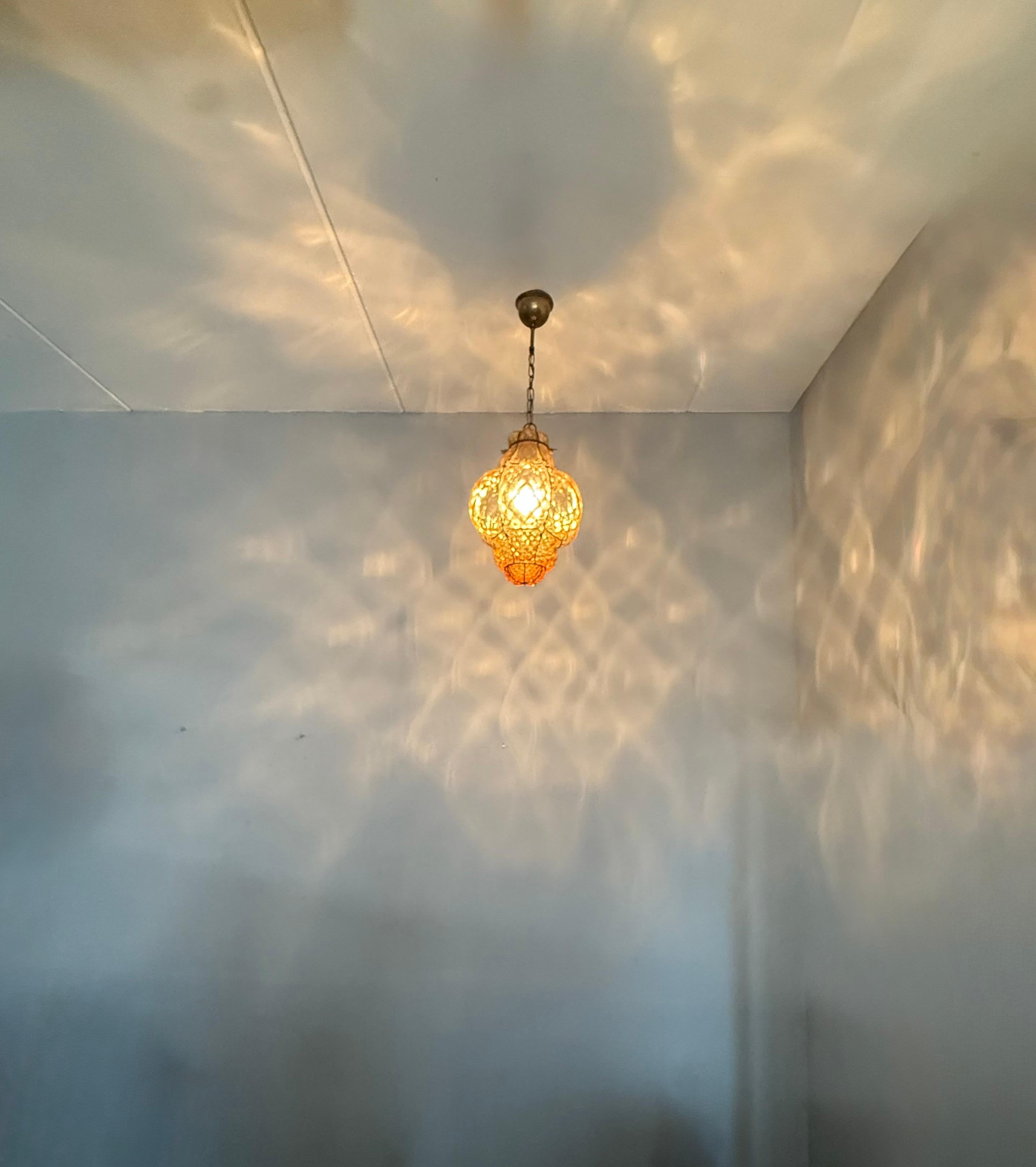 Lampe suspendue vénitienne Arts & Crafts en verre soufflé à la bouche dans un cadre en fer en vente 12