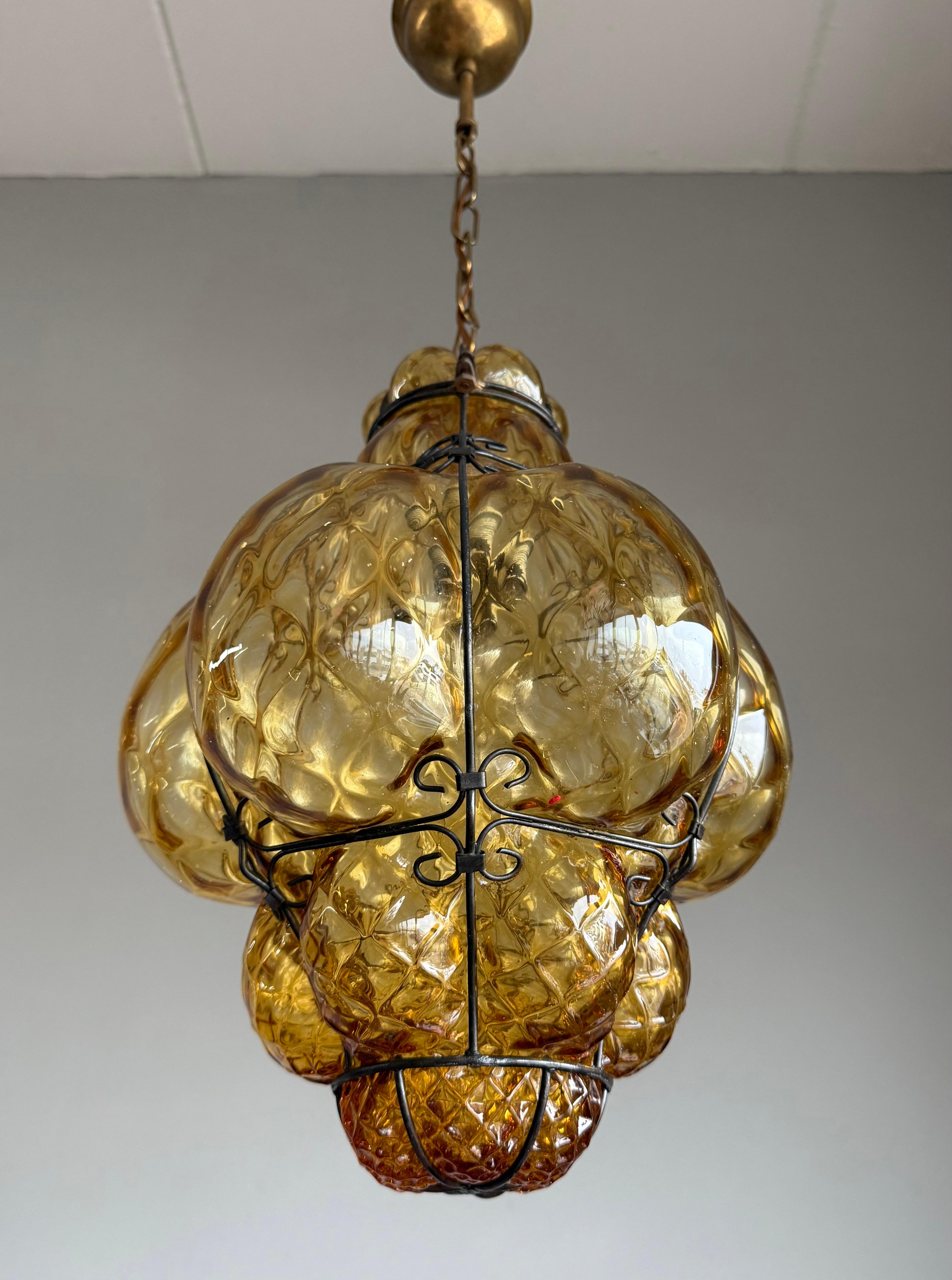 Arts and Crafts Lampe suspendue vénitienne Arts & Crafts en verre soufflé à la bouche dans un cadre en fer en vente