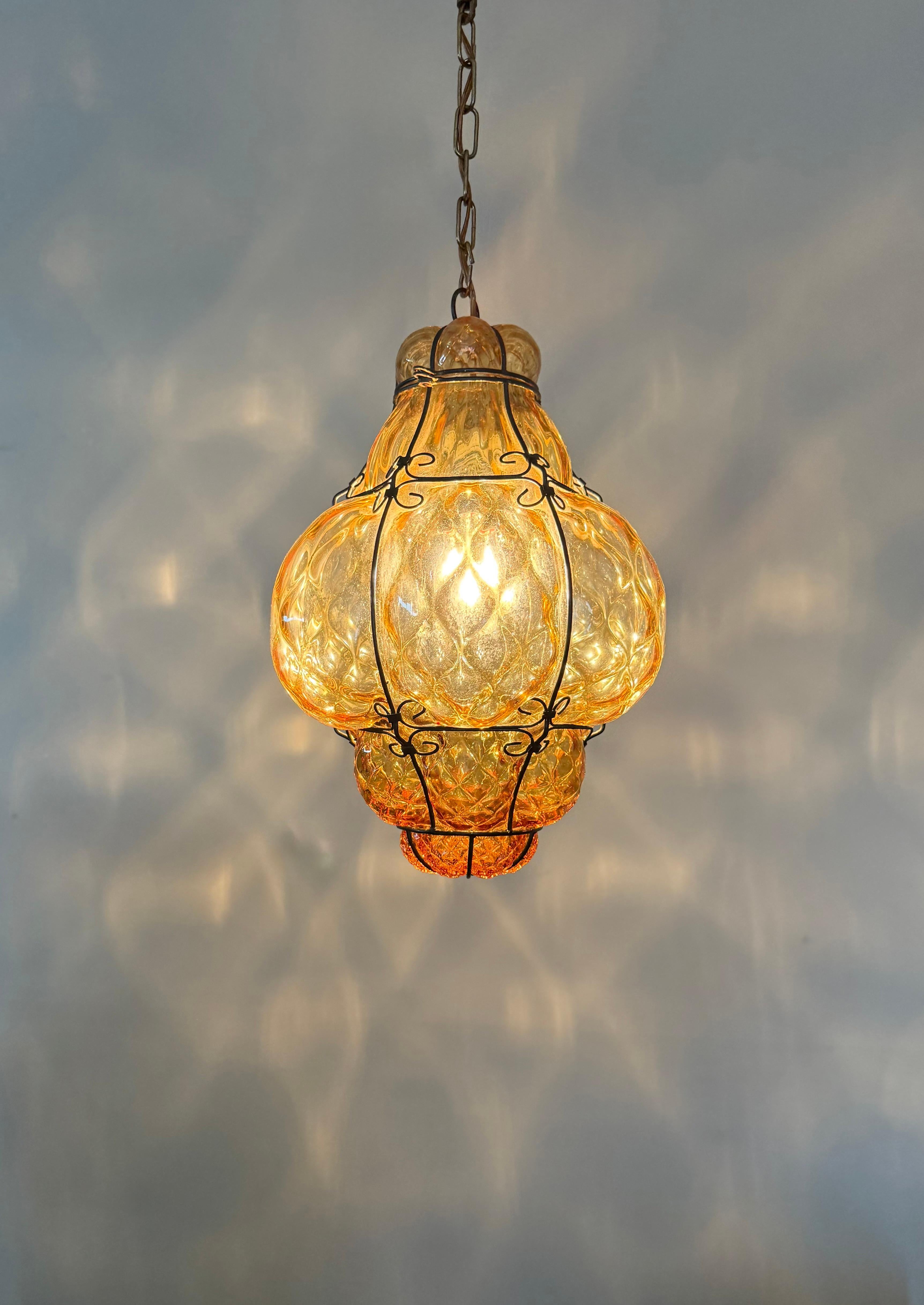 italien Lampe suspendue vénitienne Arts & Crafts en verre soufflé à la bouche dans un cadre en fer en vente