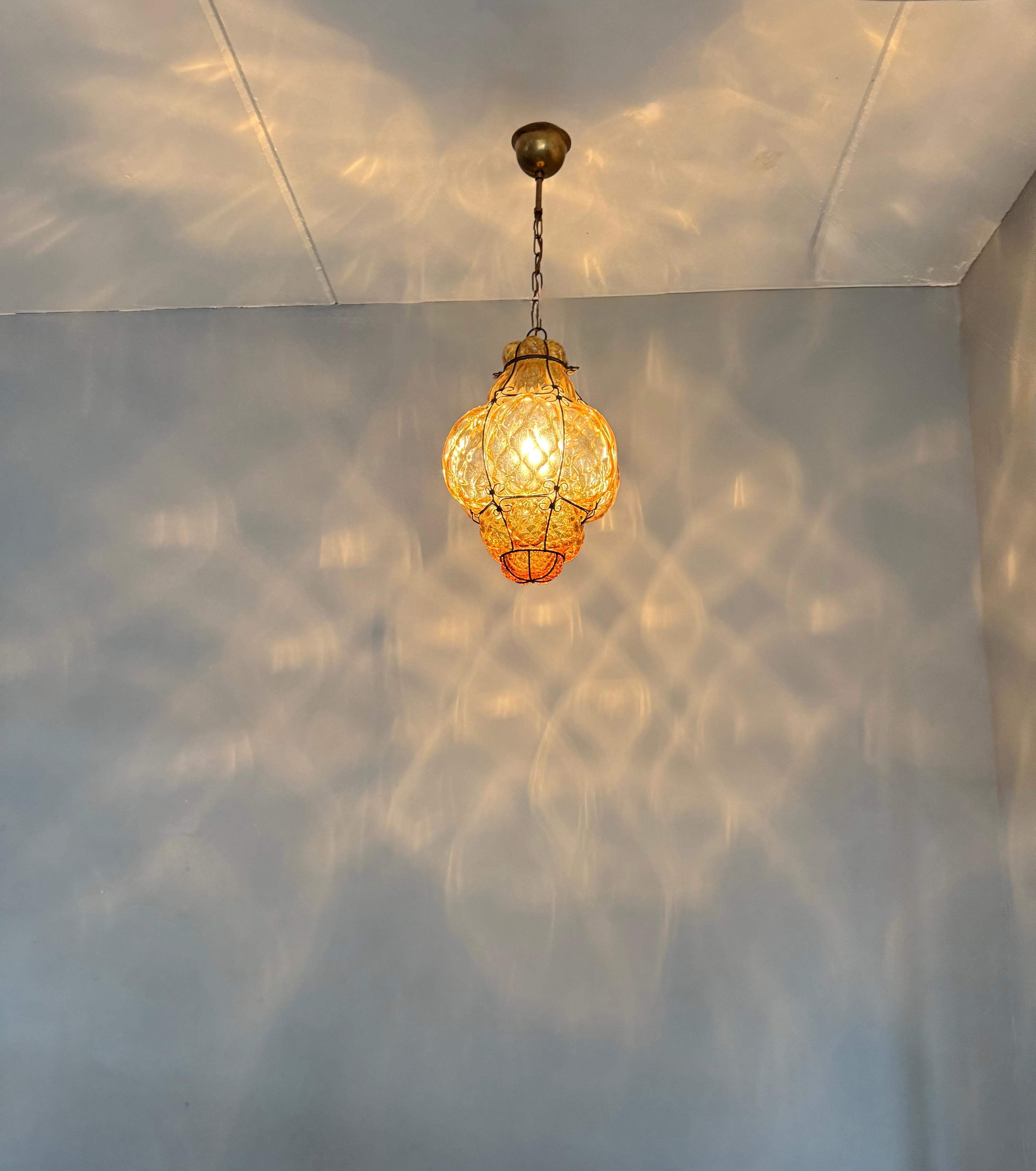 Moulage Lampe suspendue vénitienne Arts & Crafts en verre soufflé à la bouche dans un cadre en fer en vente