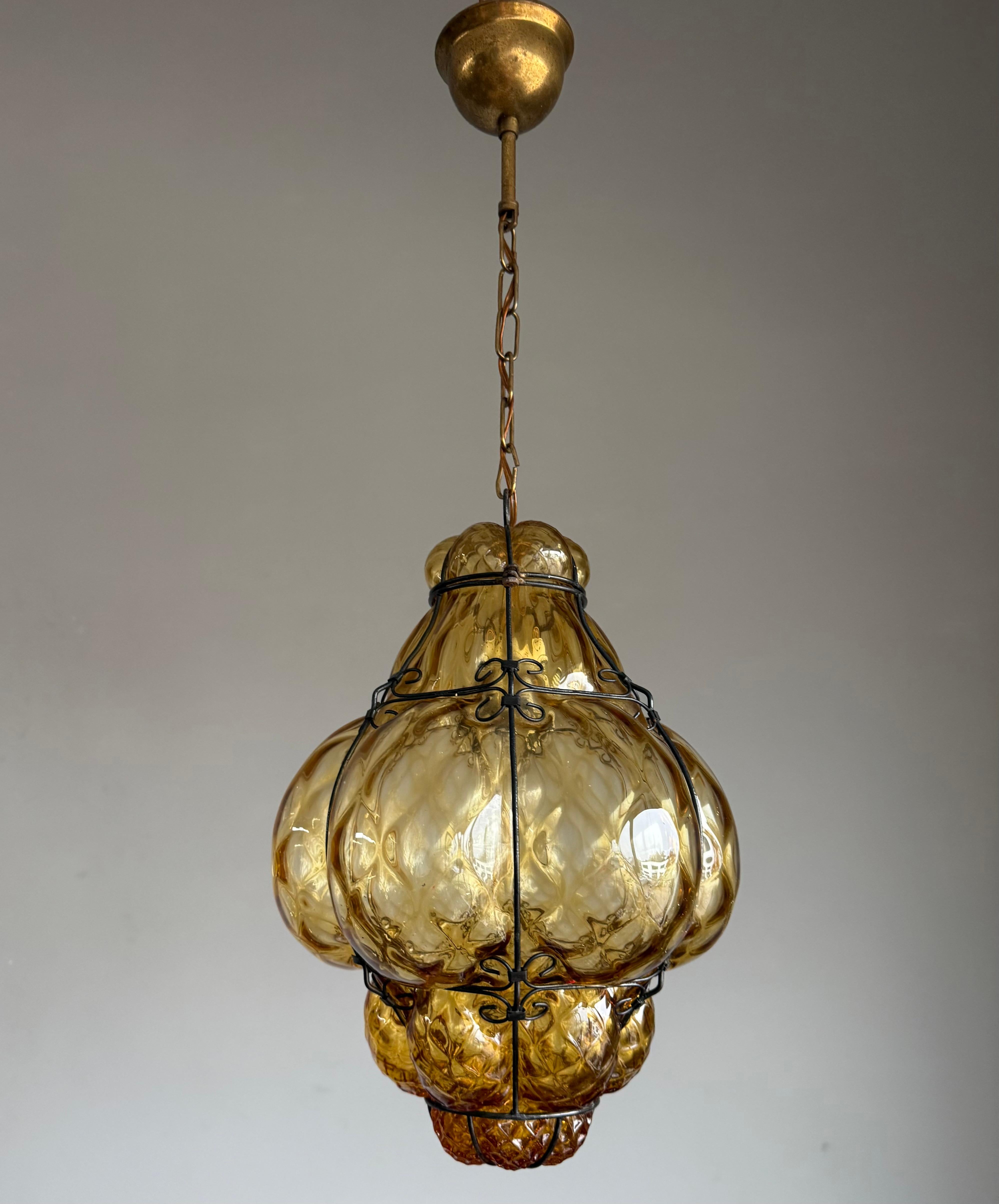 Lampe suspendue vénitienne Arts & Crafts en verre soufflé à la bouche dans un cadre en fer Bon état - En vente à Lisse, NL