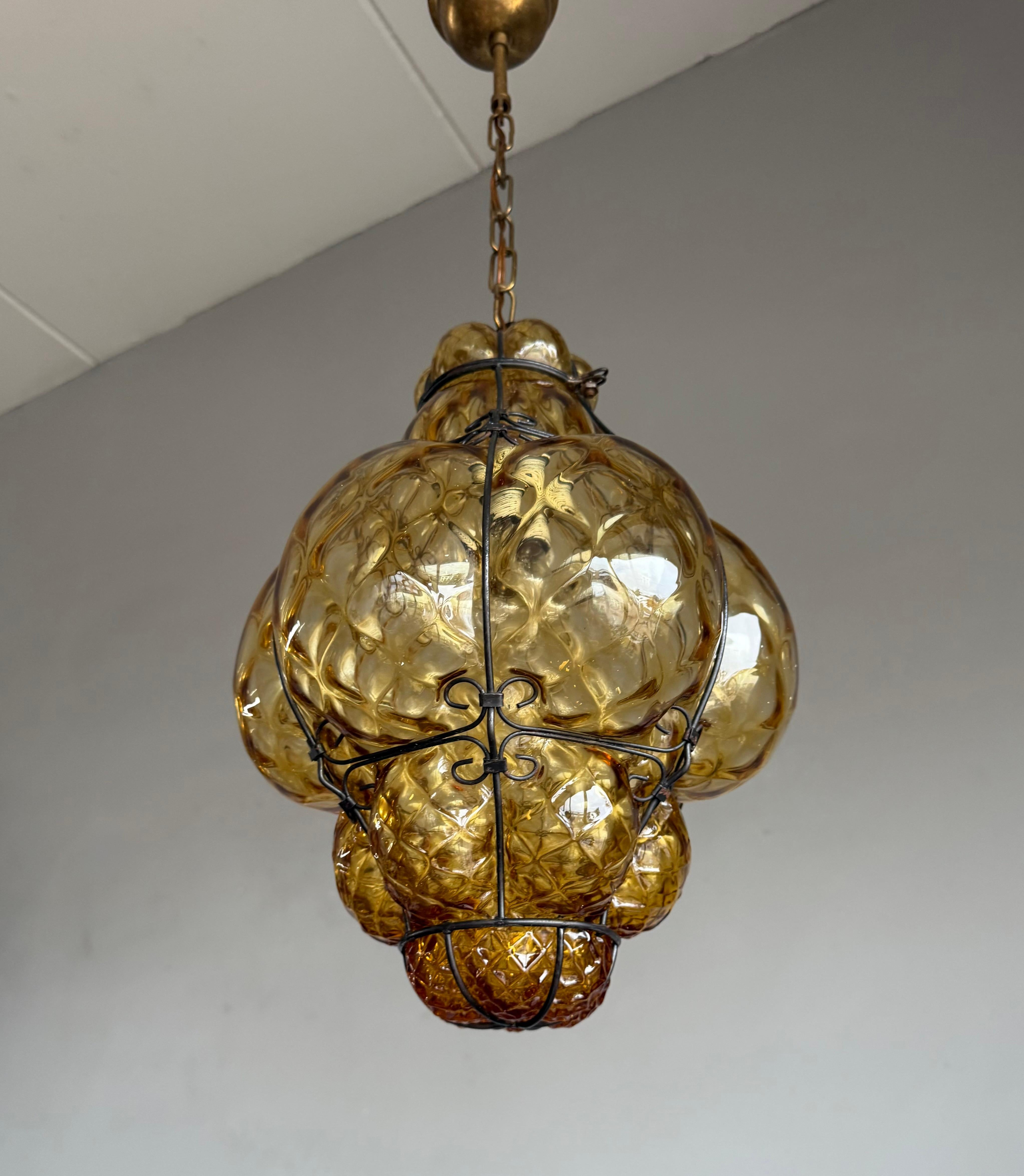 20ième siècle Lampe suspendue vénitienne Arts & Crafts en verre soufflé à la bouche dans un cadre en fer en vente