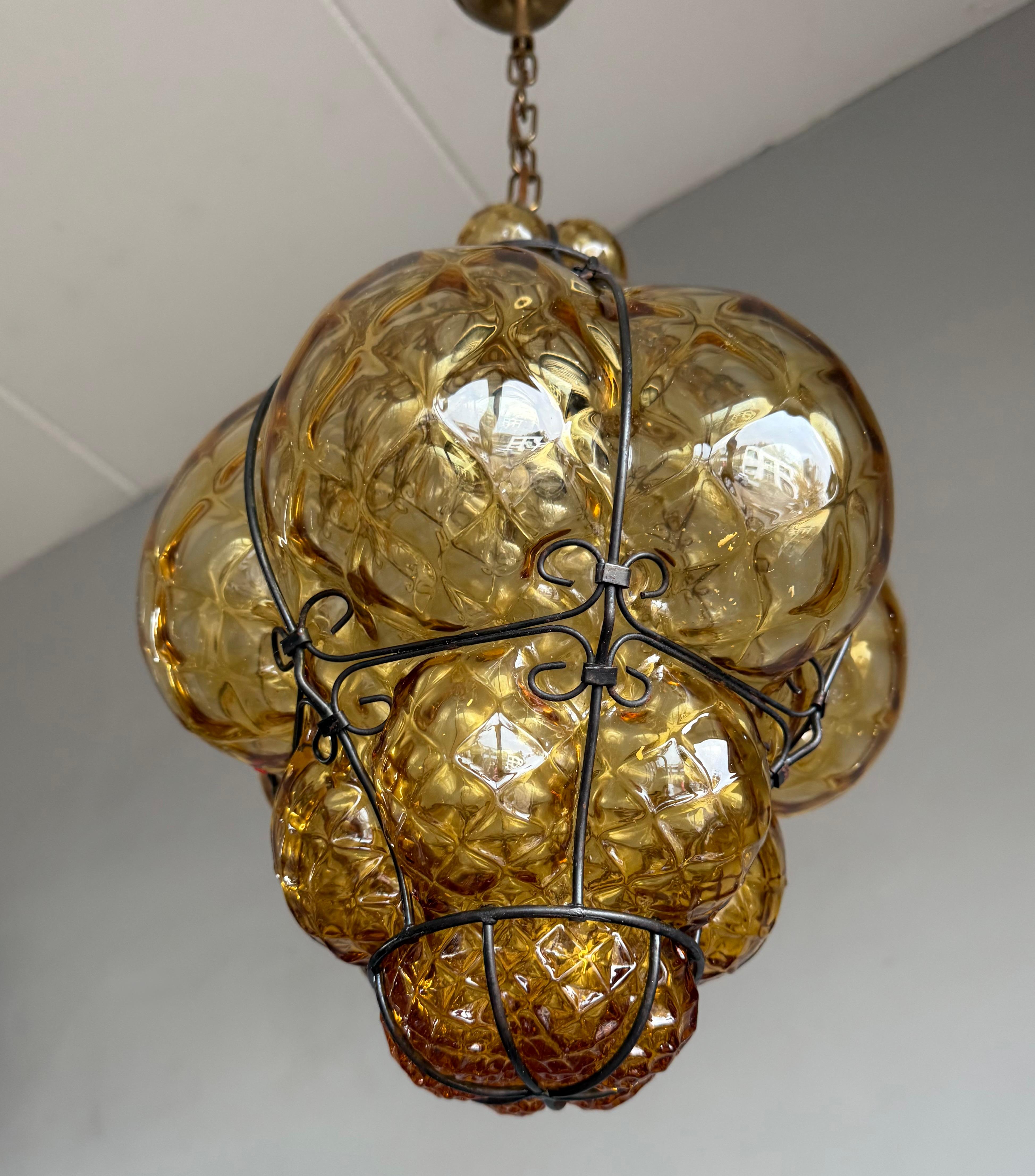 Laiton Lampe suspendue vénitienne Arts & Crafts en verre soufflé à la bouche dans un cadre en fer en vente