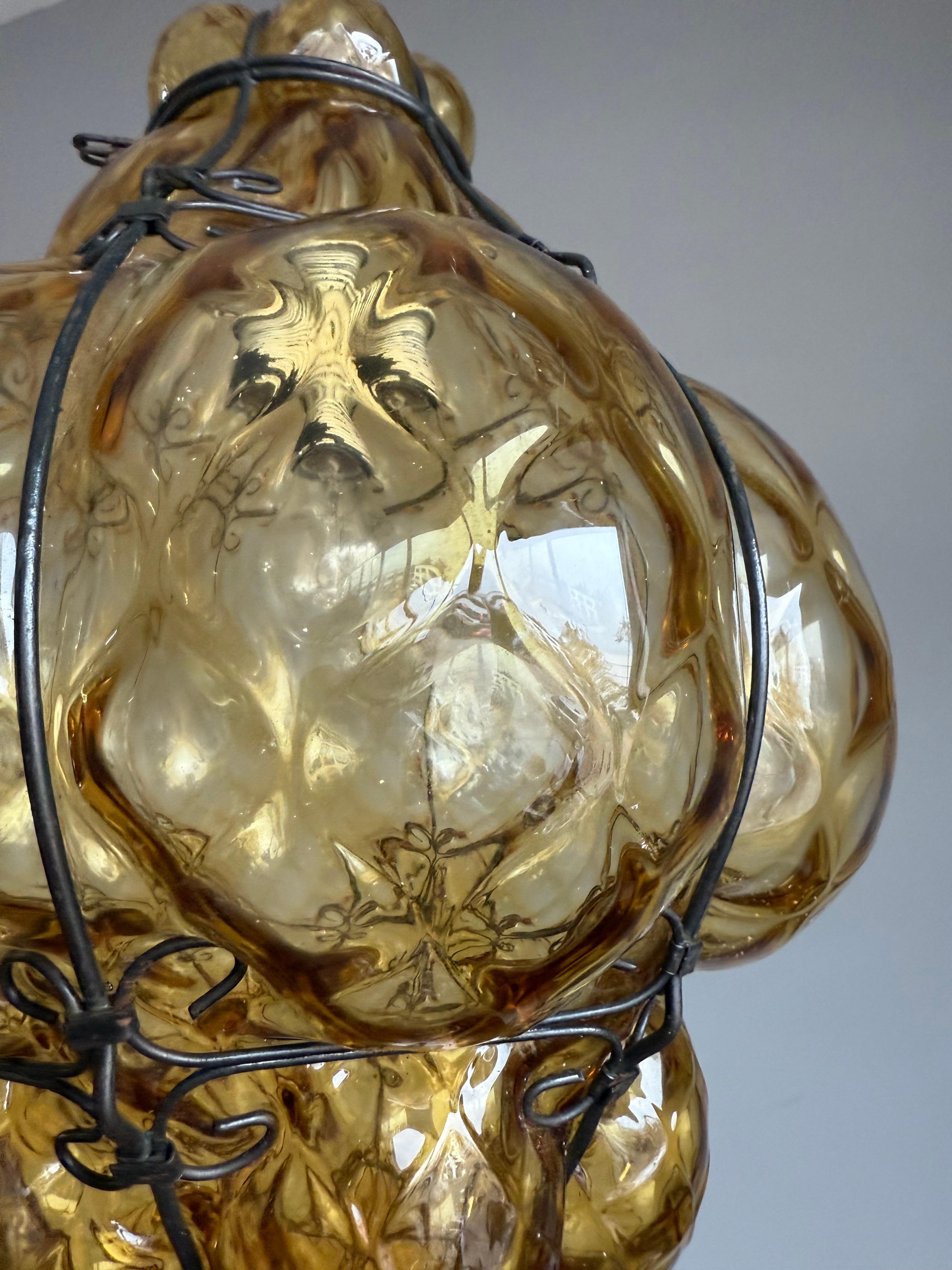 Lampe suspendue vénitienne Arts & Crafts en verre soufflé à la bouche dans un cadre en fer en vente 1