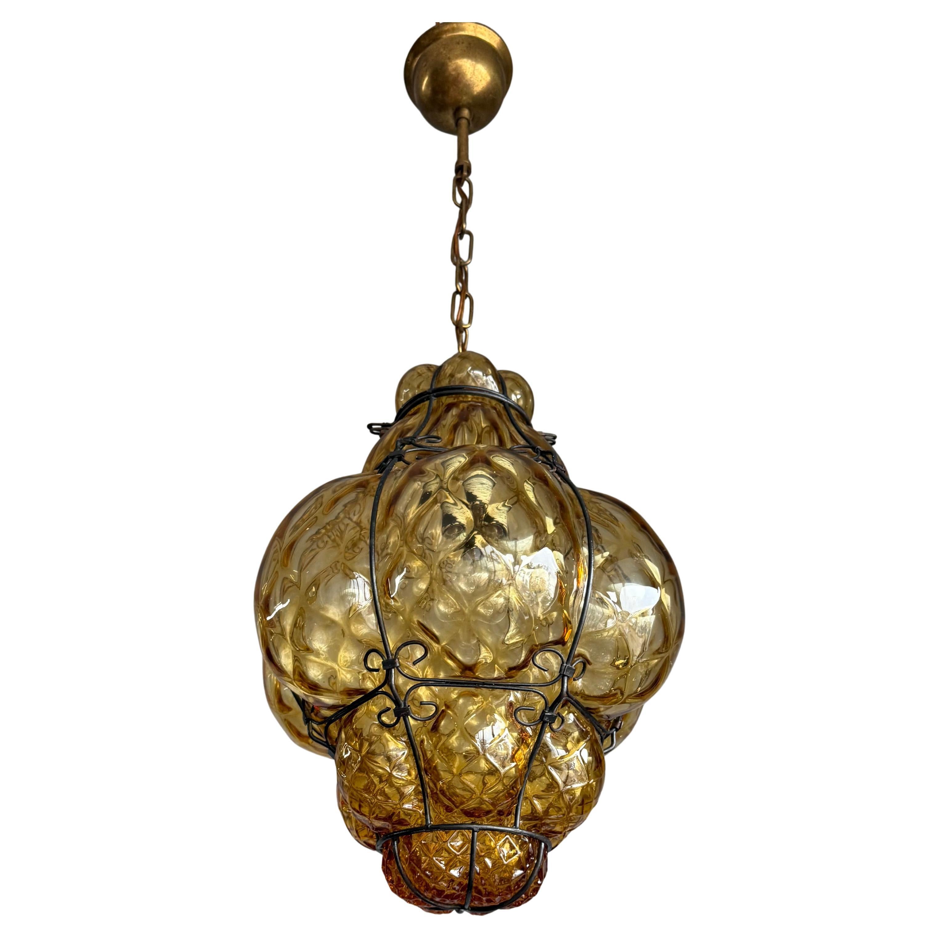 Lampada a sospensione veneziana di Arts & Crafts in vetro soffiato a bocca con struttura in ferro