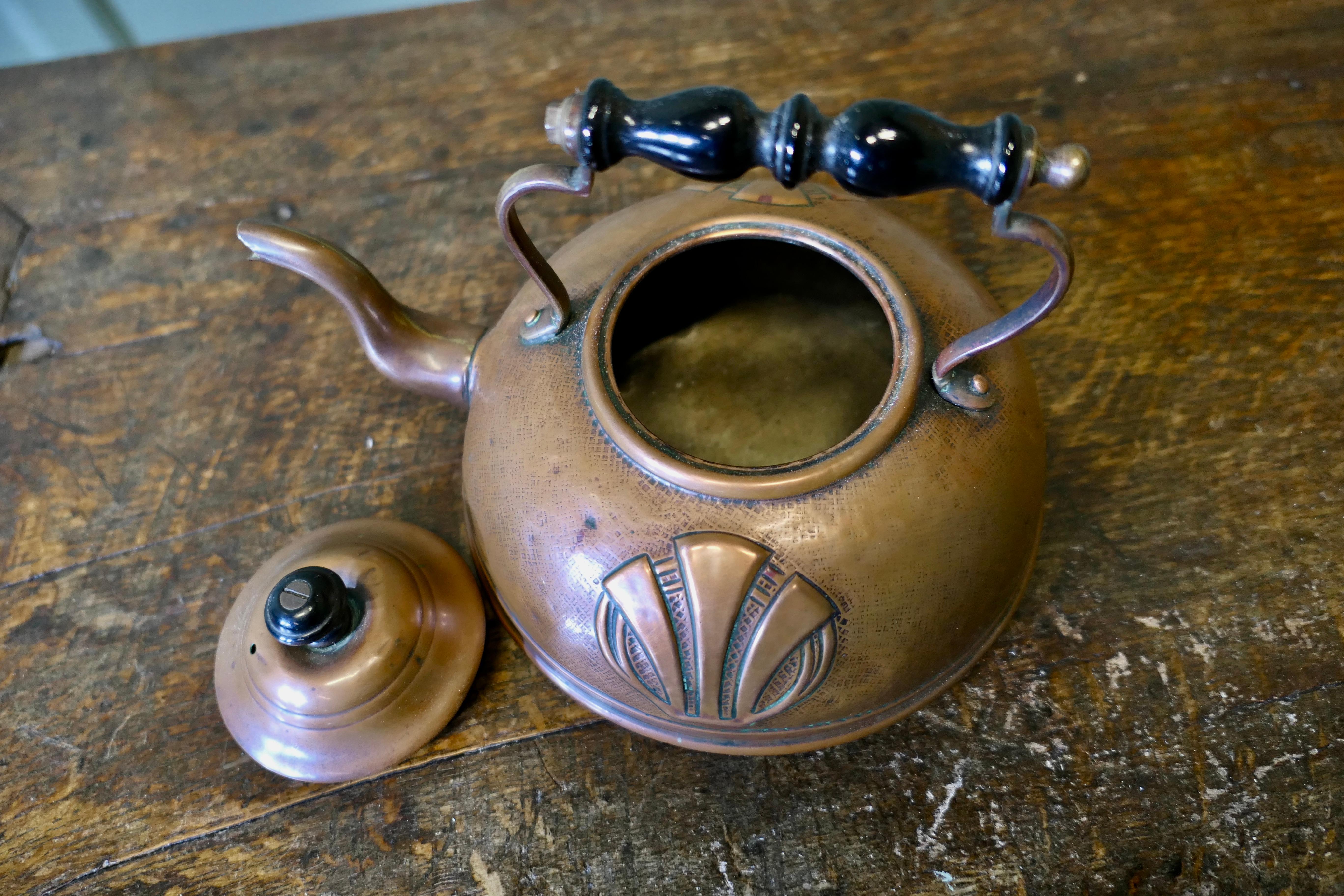 Arts & Crafts Vintage Copper Kettle  A fabulous vintage Arts & Crafts/Art Nouvea In Good Condition For Sale In Godshill, Isle of Wight