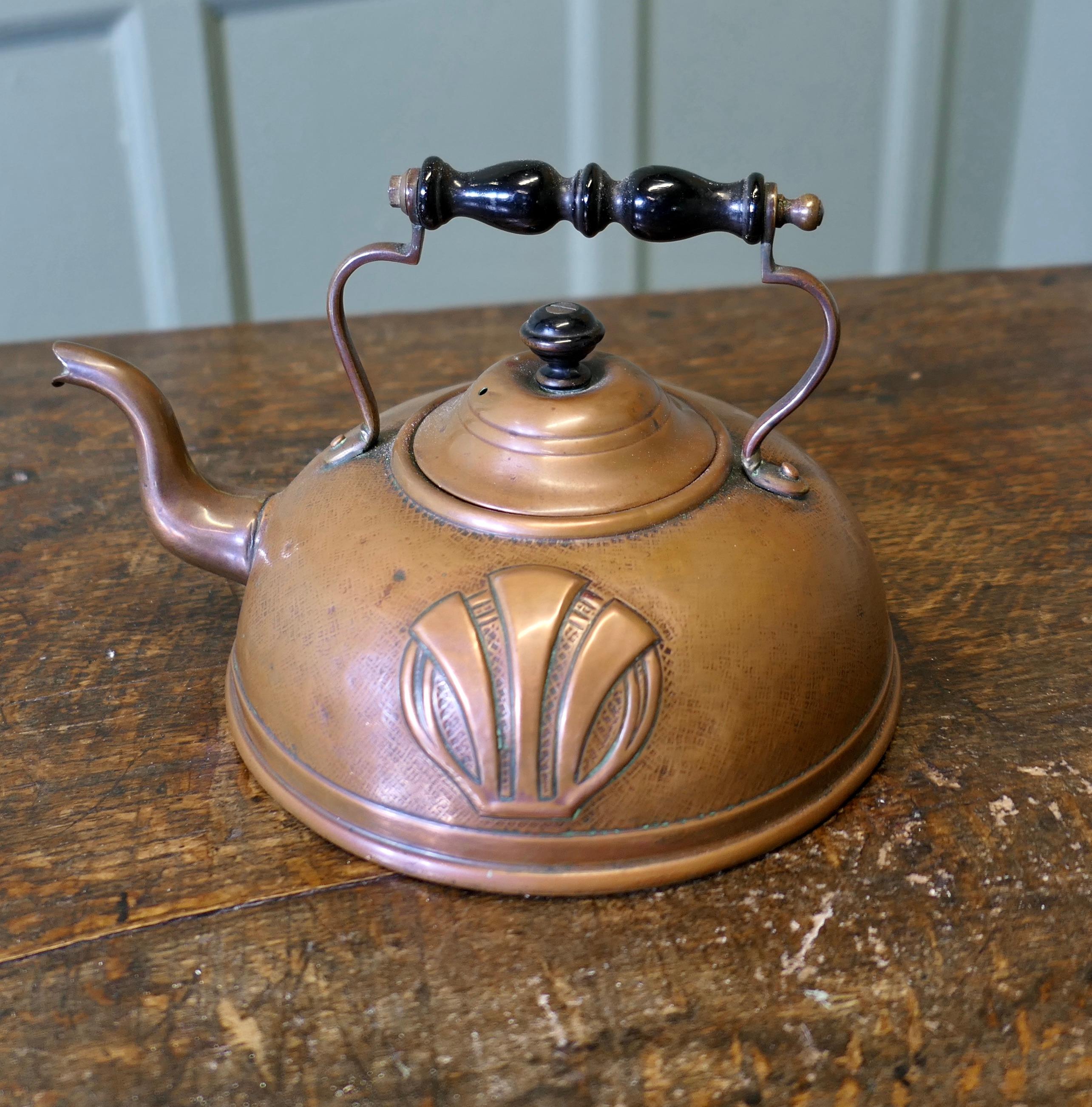 Arts & Crafts Vintage Copper Kettle  A fabulous vintage Arts & Crafts/Art Nouvea For Sale 2