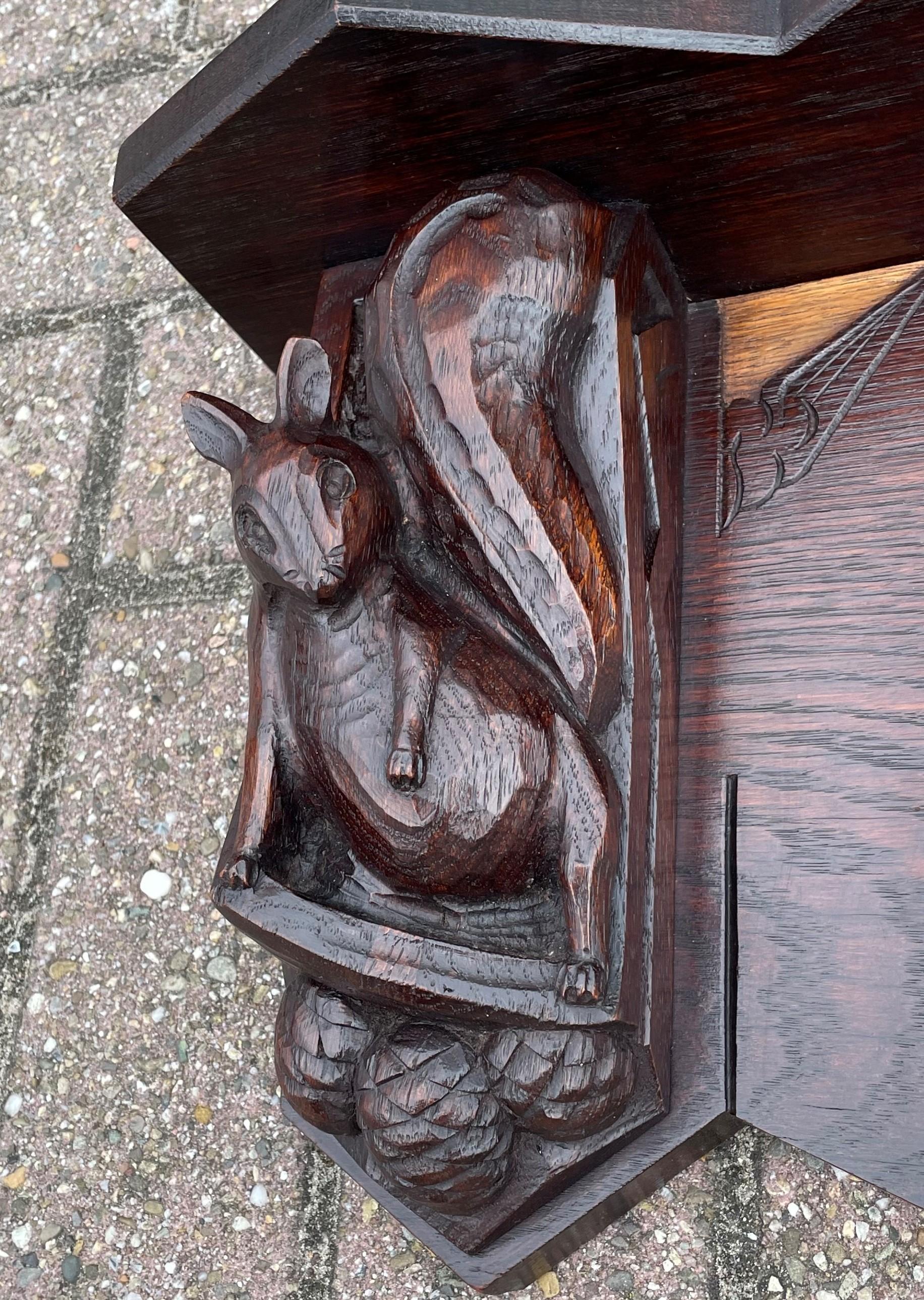 Arts & Crafts Wandgarderobe m. Handgeschnitzte Eichhörnchen-Skulpturen und stilisierte Vögel (Niederländisch) im Angebot