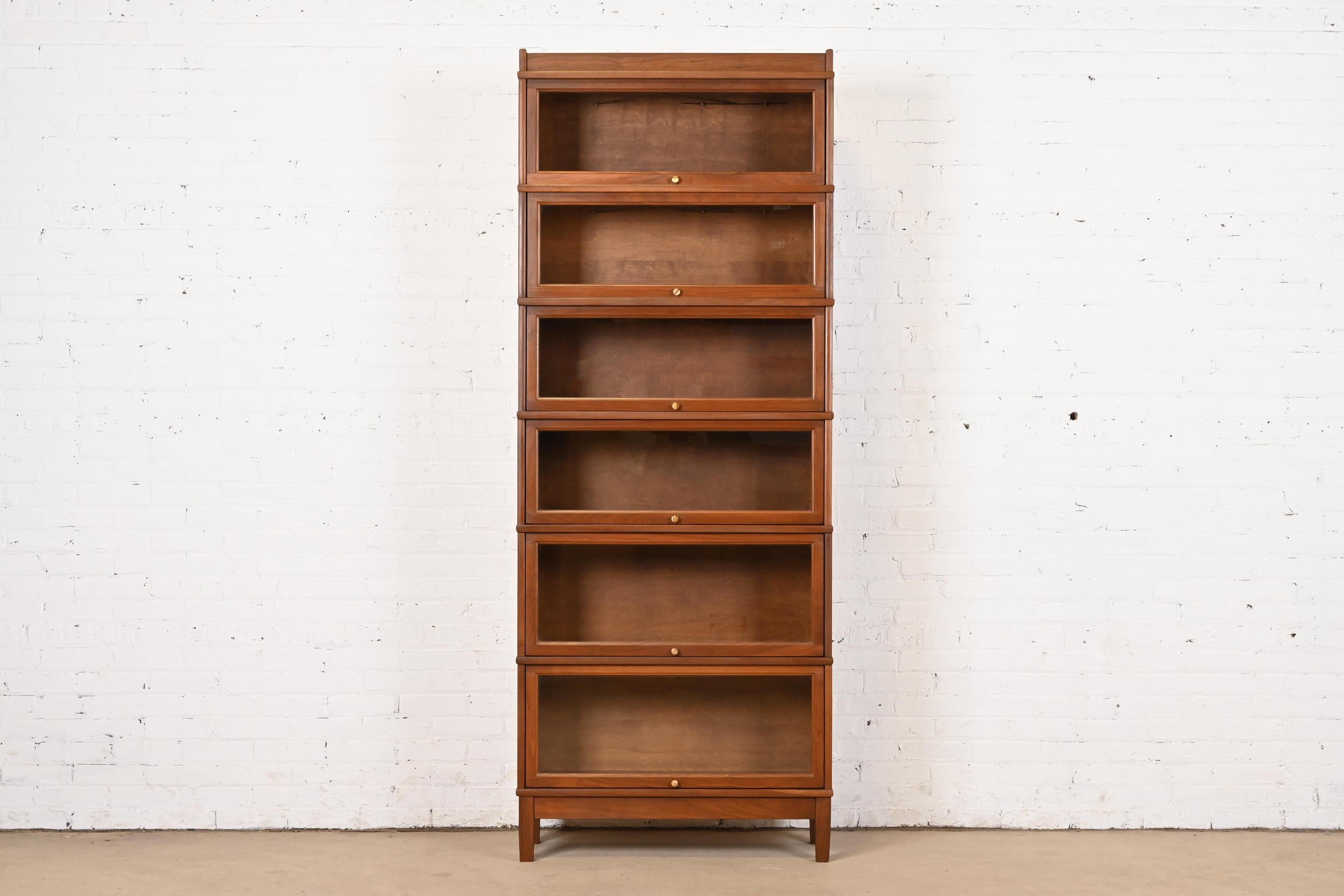 Una magnífica librería barrister vintage Arts & Crafts de seis pilas

A la manera de Globe Wernicke

Por Hale

EEUU, circa finales del siglo XX

De nogal, con puertas frontales de cristal y herrajes de latón.

Medidas: 34,25