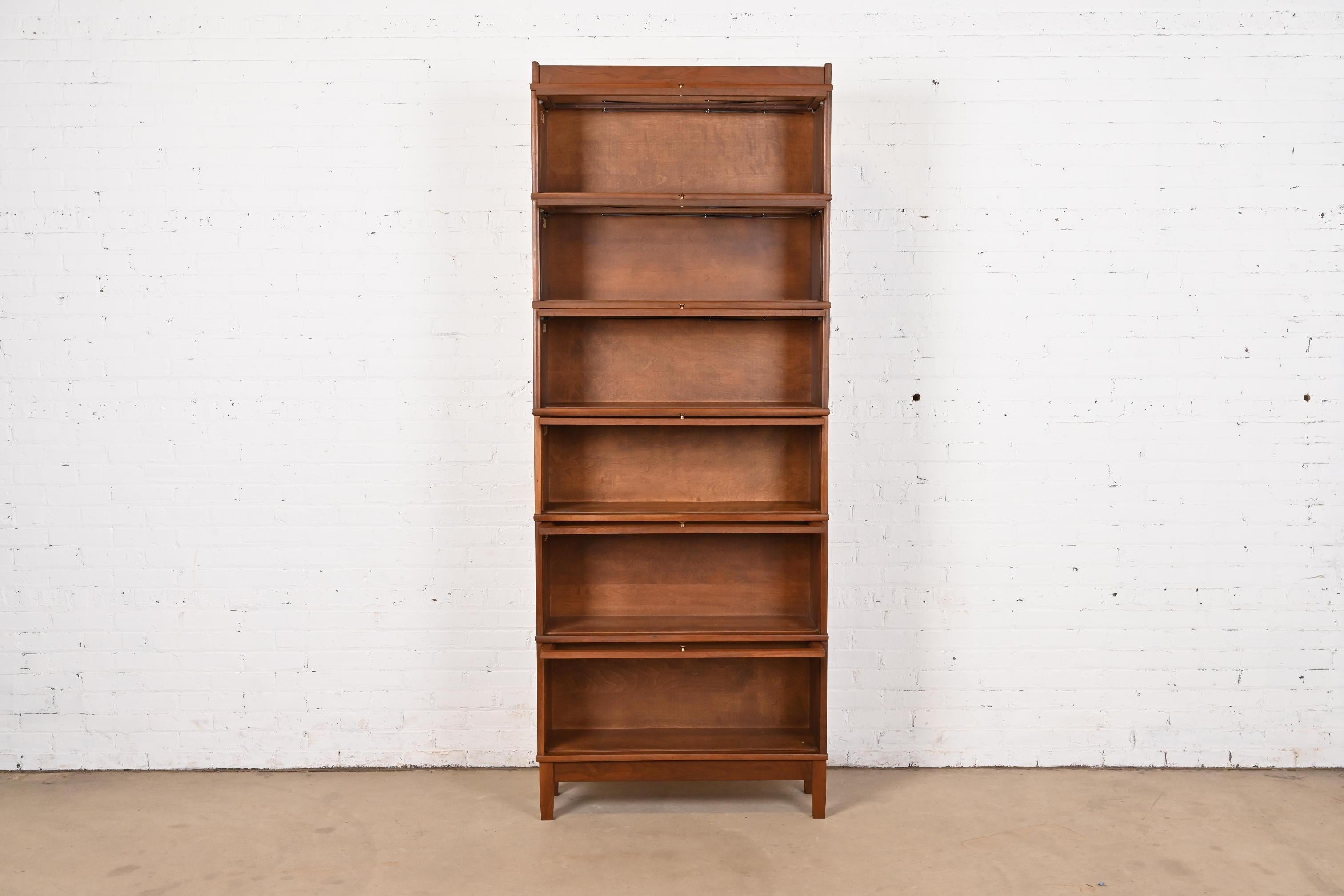 Librería Barrister Arts & Crafts de seis estantes de nogal by Hale siglo XX en venta