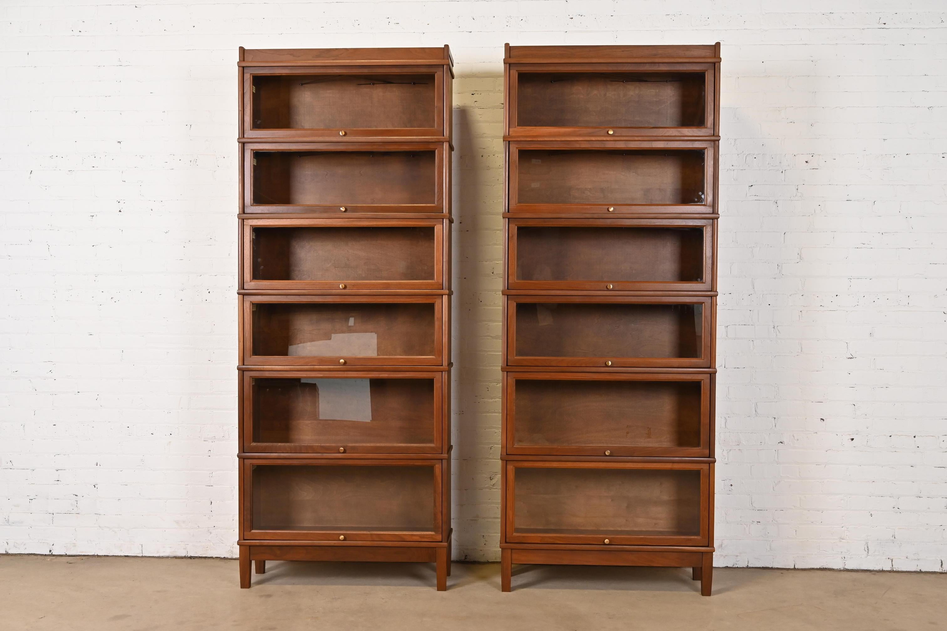 A gorgeous pair of vintage Arts & Crafts six-stack barrister bookcases

In the manner of Globe Wernicke

By Hale

USA, Circa Late 20th Century

Walnut, with glass front doors and brass hardware.

Each measures: 34.25