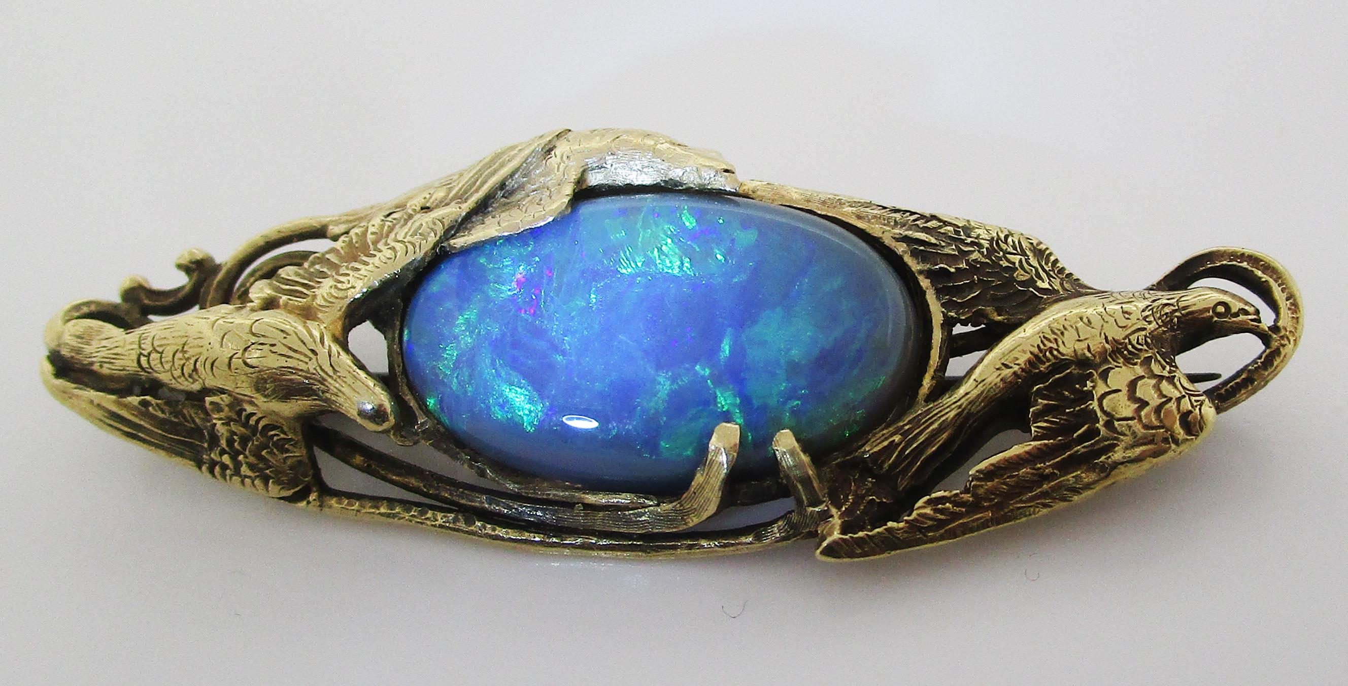 Taille cabochon Walton & Co. Broche colombe Arts & Crafts en or vert 14 carats et opale noire en vente