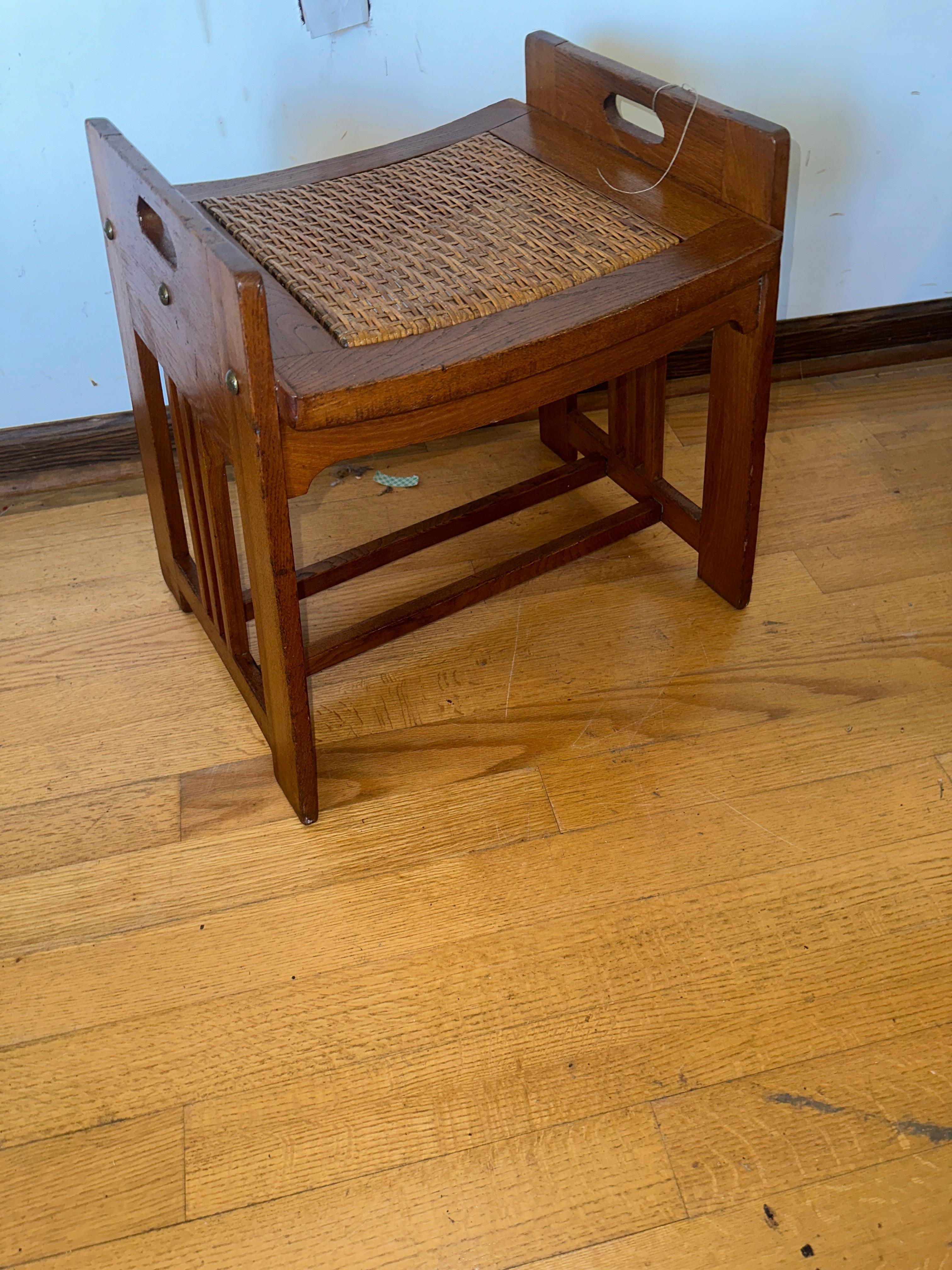 Si tratta di un sedile da finestra Arts & Crafts dell'epoca Stickley.  In buone condizioni, la seduta in rattan è intatta, ottimo sessionista  design di W.A. Schmidt  nel 1904.
Dimensione
H 20 in
W 21 in
D 15 in
