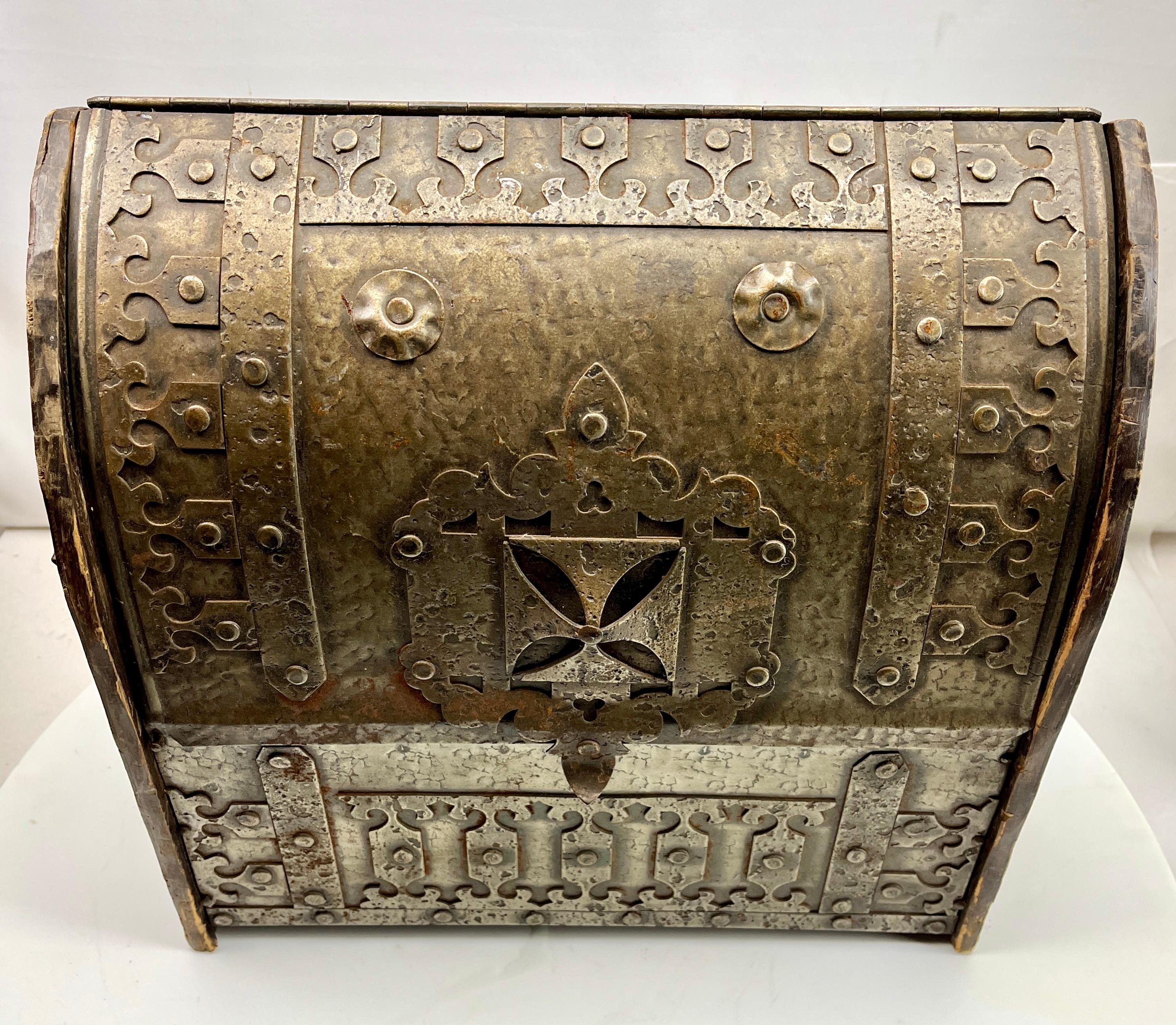 Arts & Crafts Wine Cave with Decorative Metal Work, circa 1920s

Box from the Arts & Crafts period,
Made in France
A very special item with decorative metal work on top. Definitely one of a kind.
Looks simply stunning.
We prefer to sell our items in