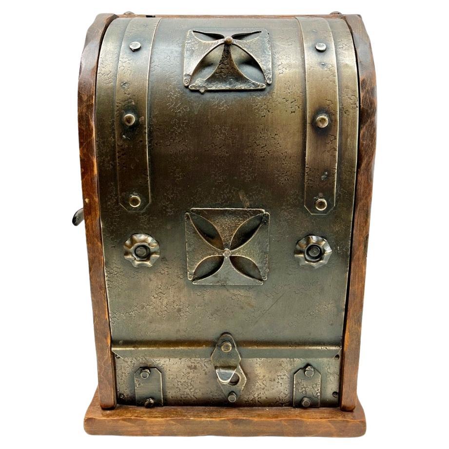 Caja de vino Arts & Crafts con trabajo decorativo en metal, hacia 1920