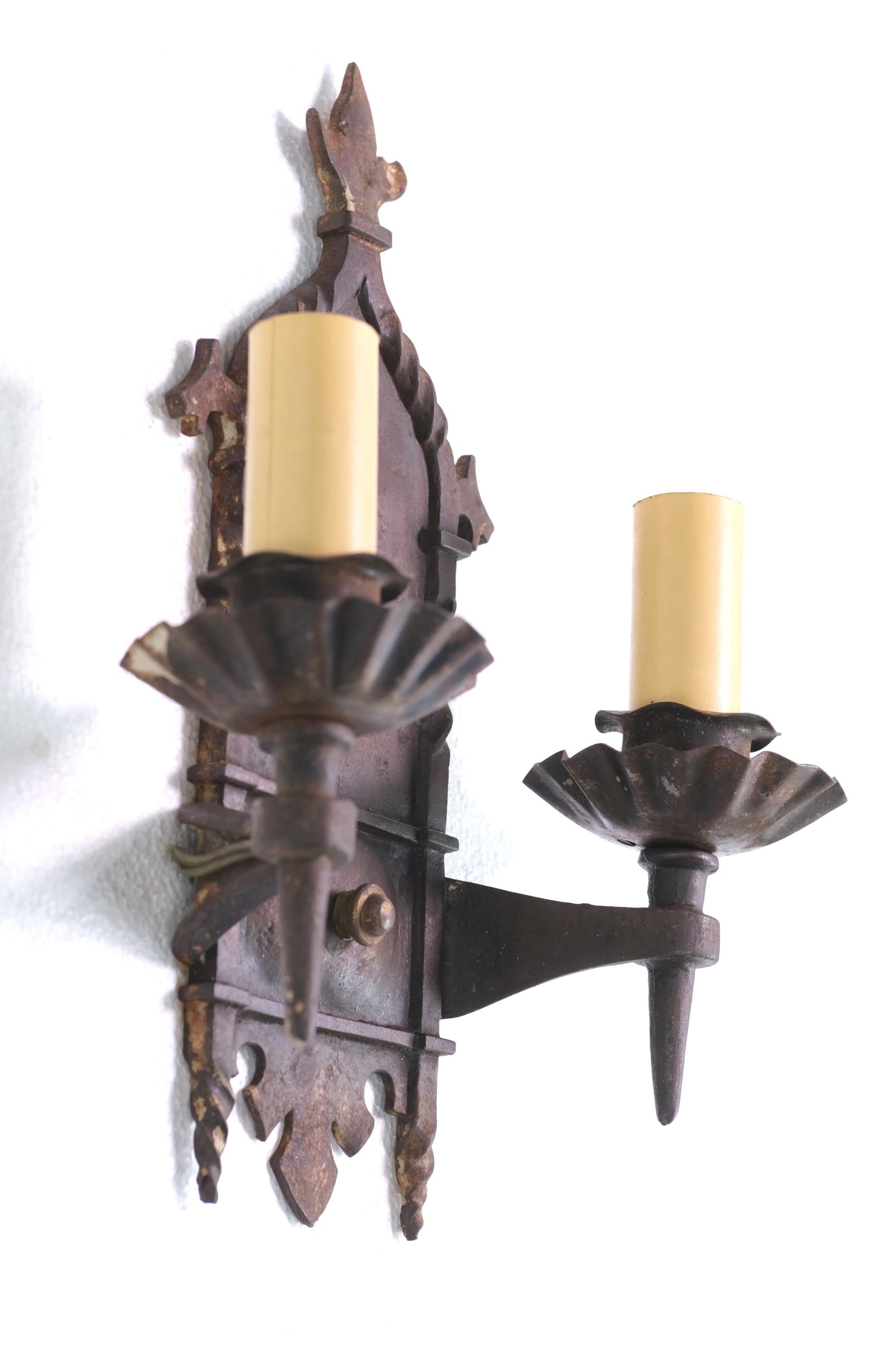 Arts and Crafts Schmiedeeisen-Kerzenleuchter, 2 Kerzen, Menge verfügbar (20. Jahrhundert) im Angebot