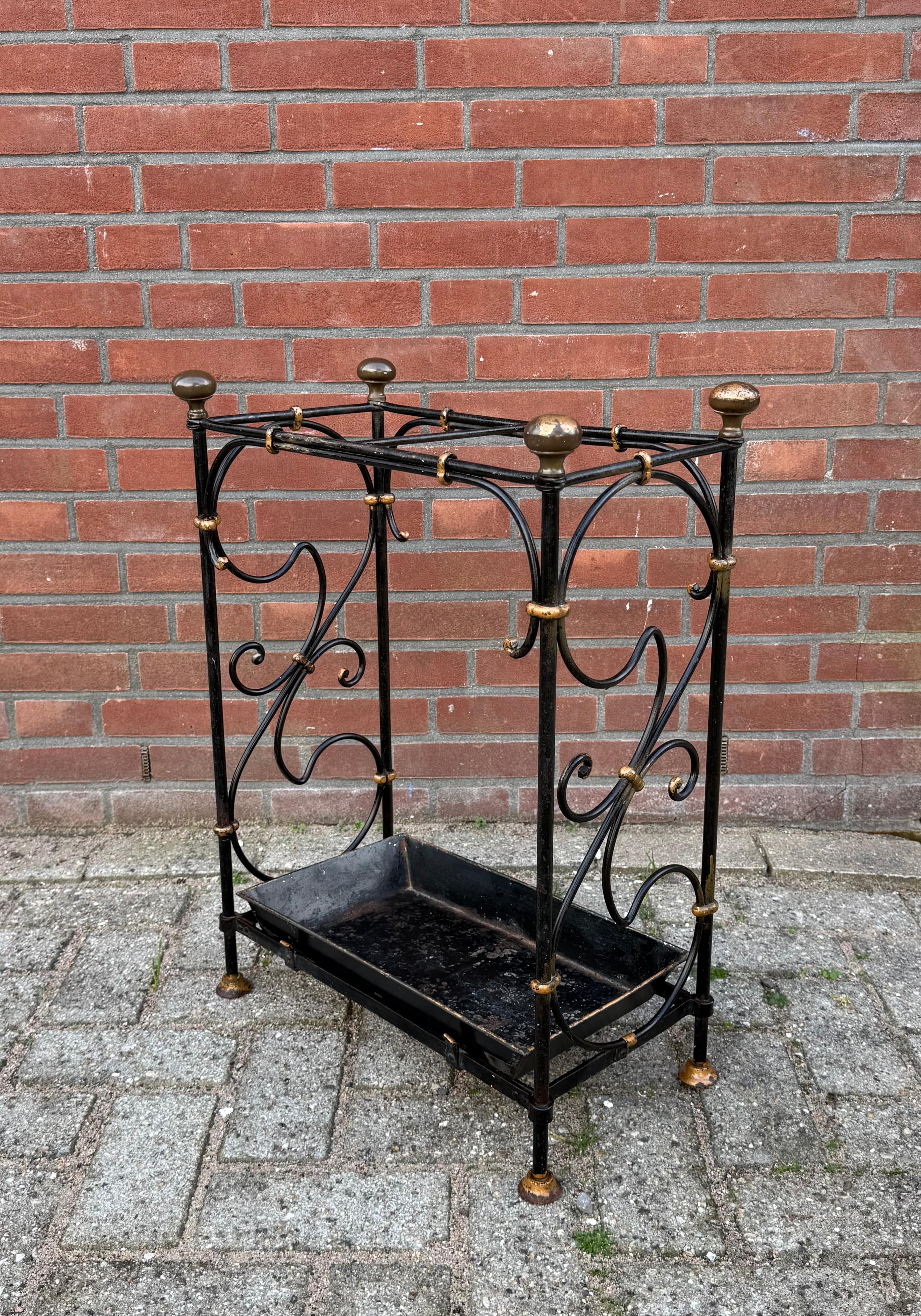 Portaombrelli in ferro battuto e bronzo con fodera in metallo in vendita 3