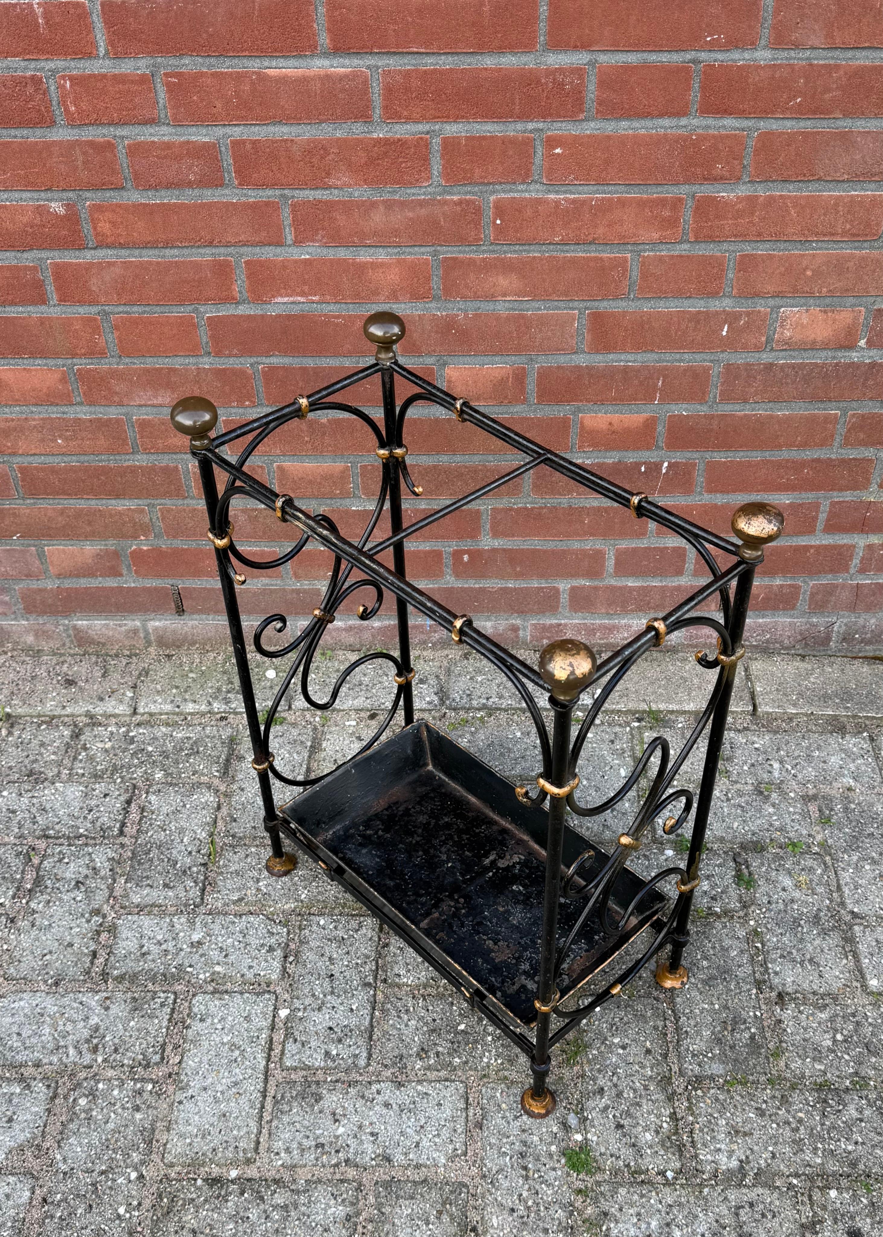 Portaombrelli in ferro battuto e bronzo con fodera in metallo in vendita 4