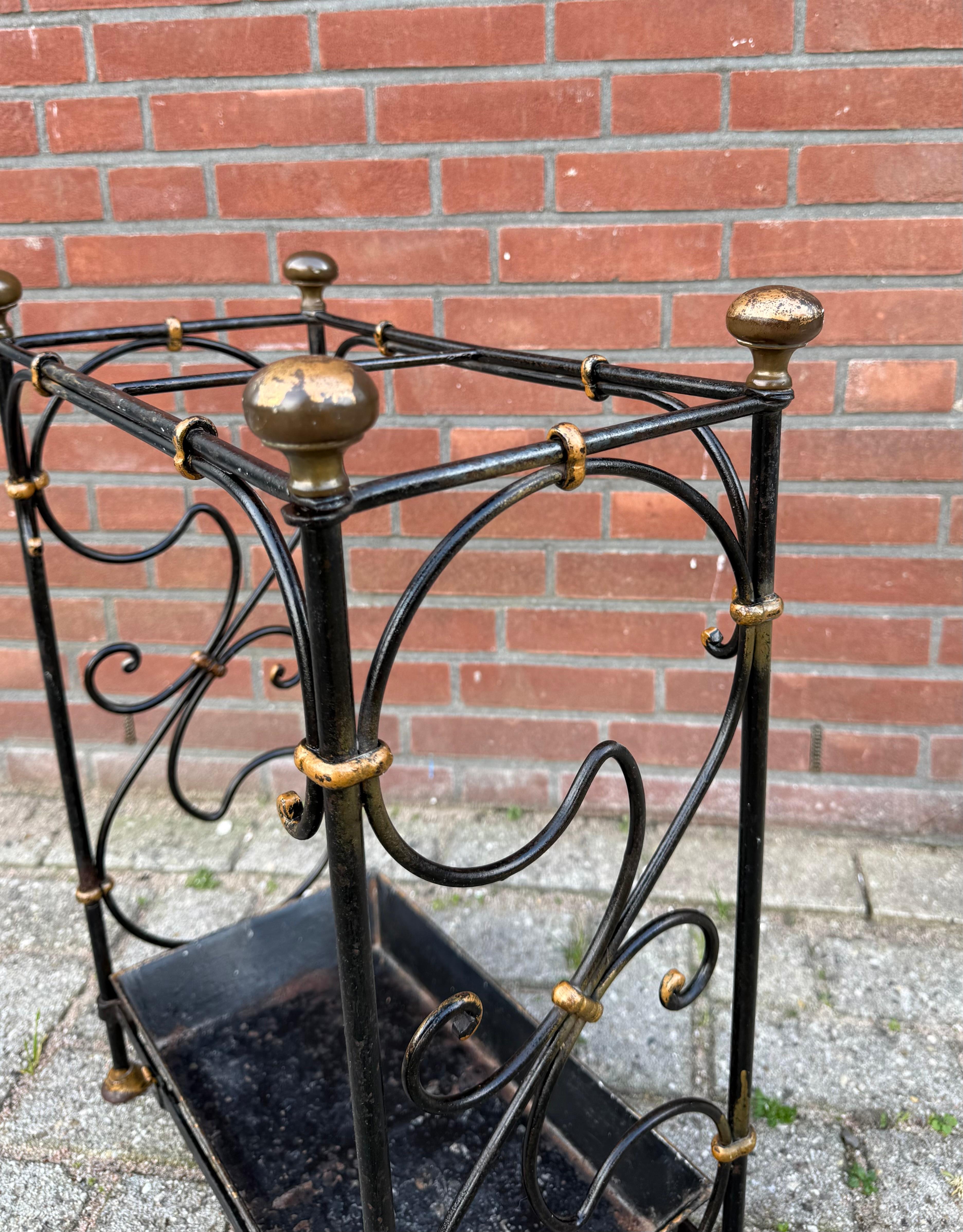 Portaombrelli in ferro battuto e bronzo con fodera in metallo in vendita 6