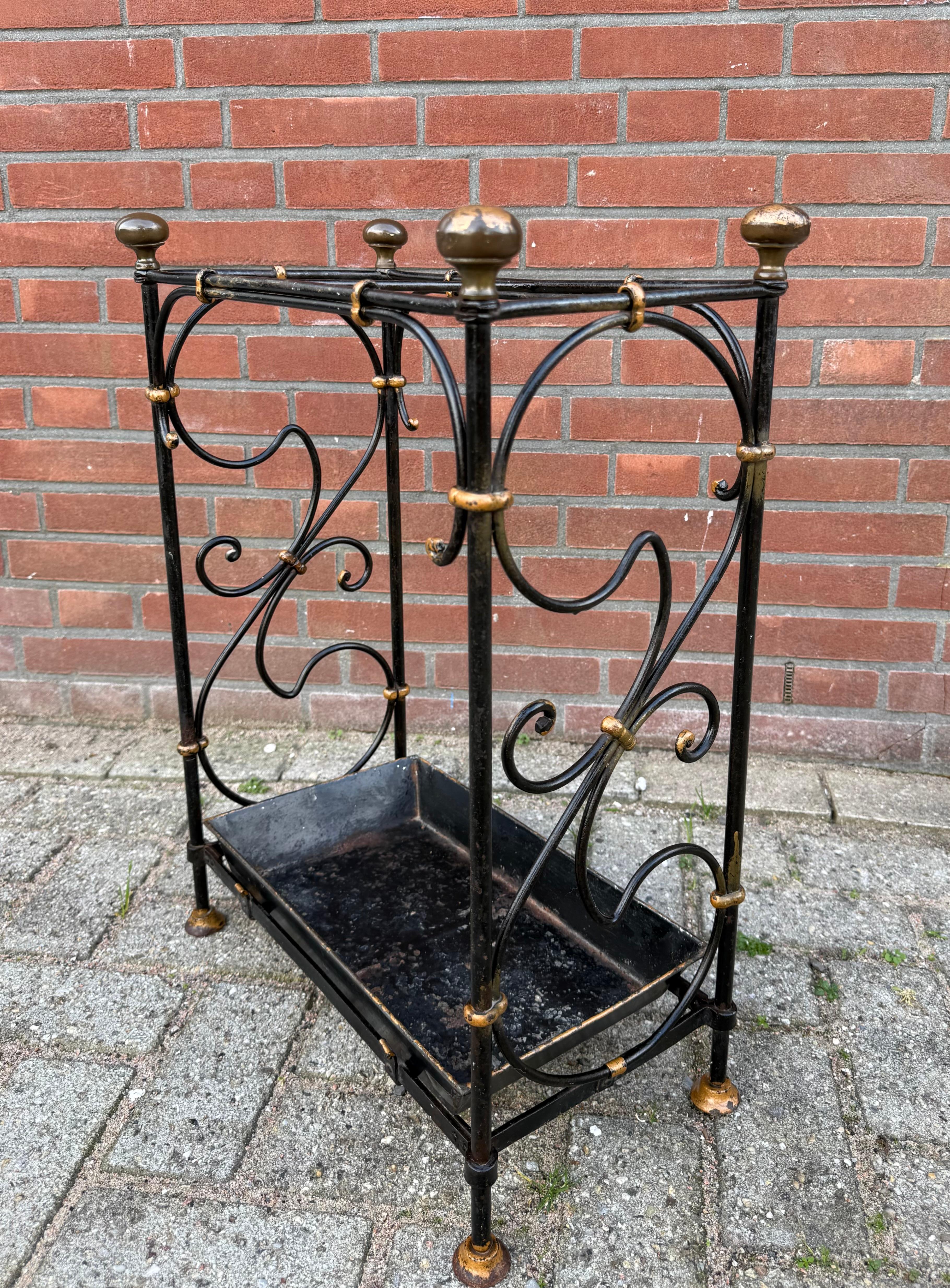 Portaombrelli in ferro battuto e bronzo con fodera in metallo in vendita 7