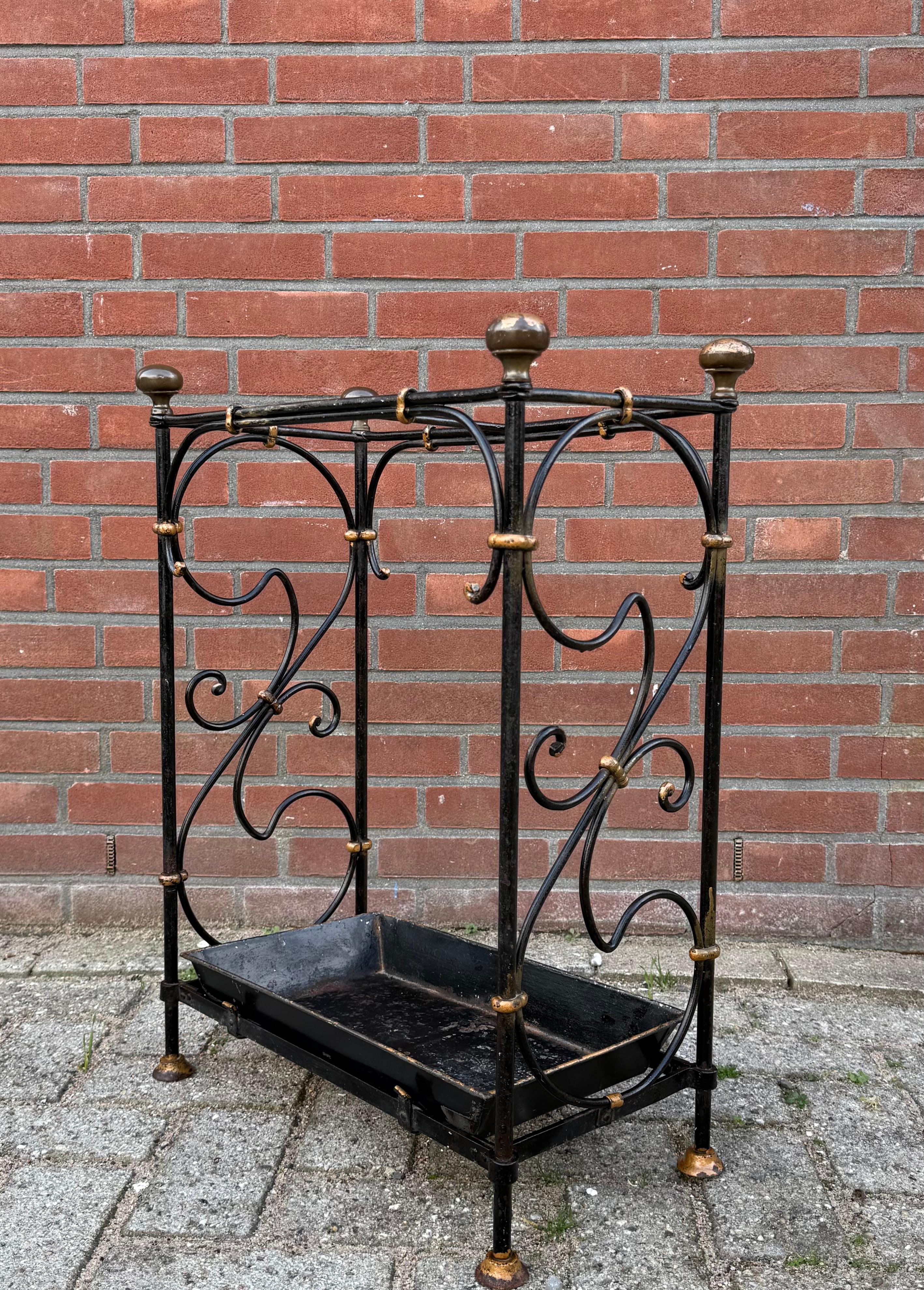 Portaombrelli in ferro battuto e bronzo con fodera in metallo in vendita 8