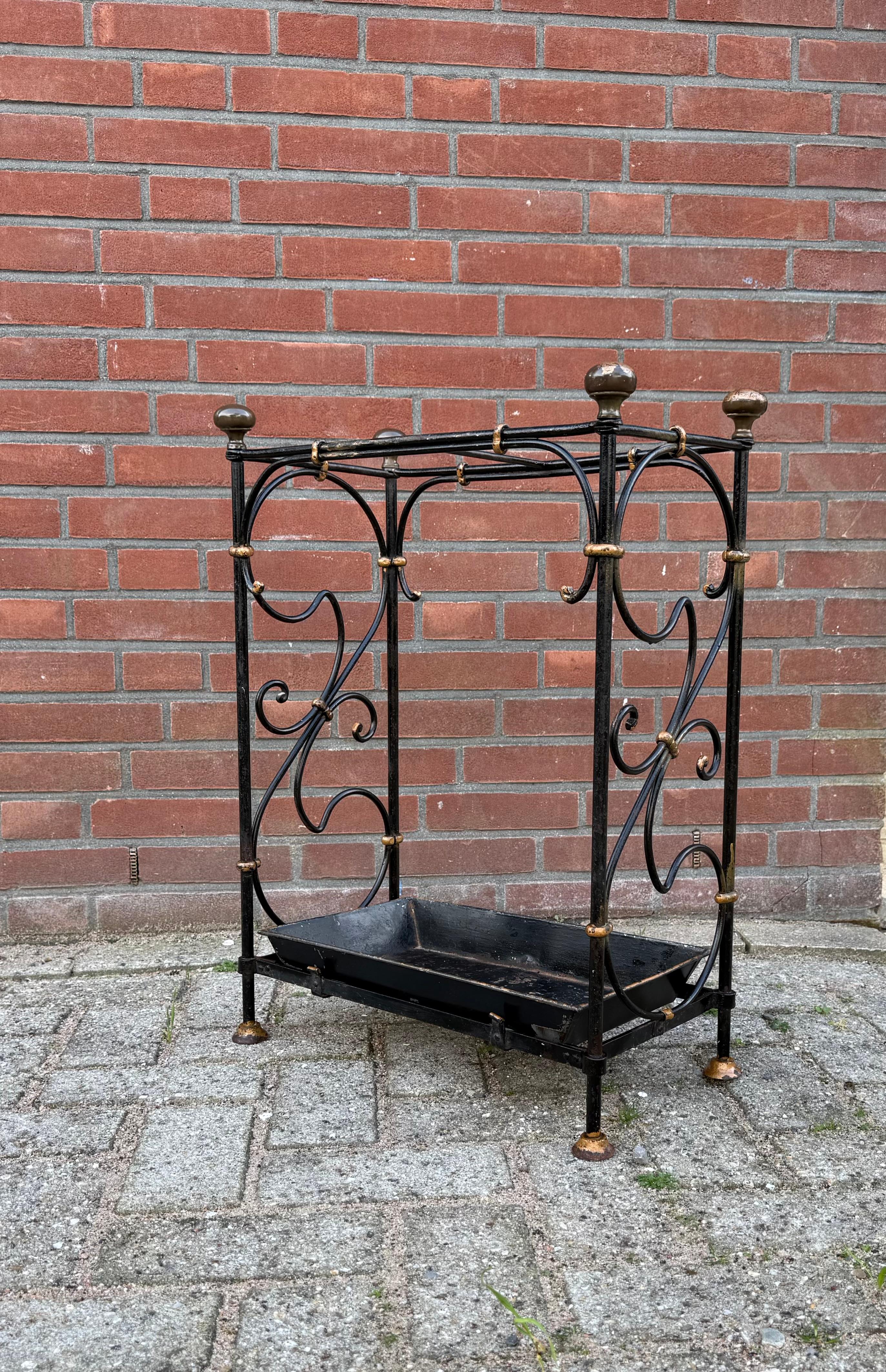 Portaombrelli in ferro battuto e bronzo con fodera in metallo in vendita 9