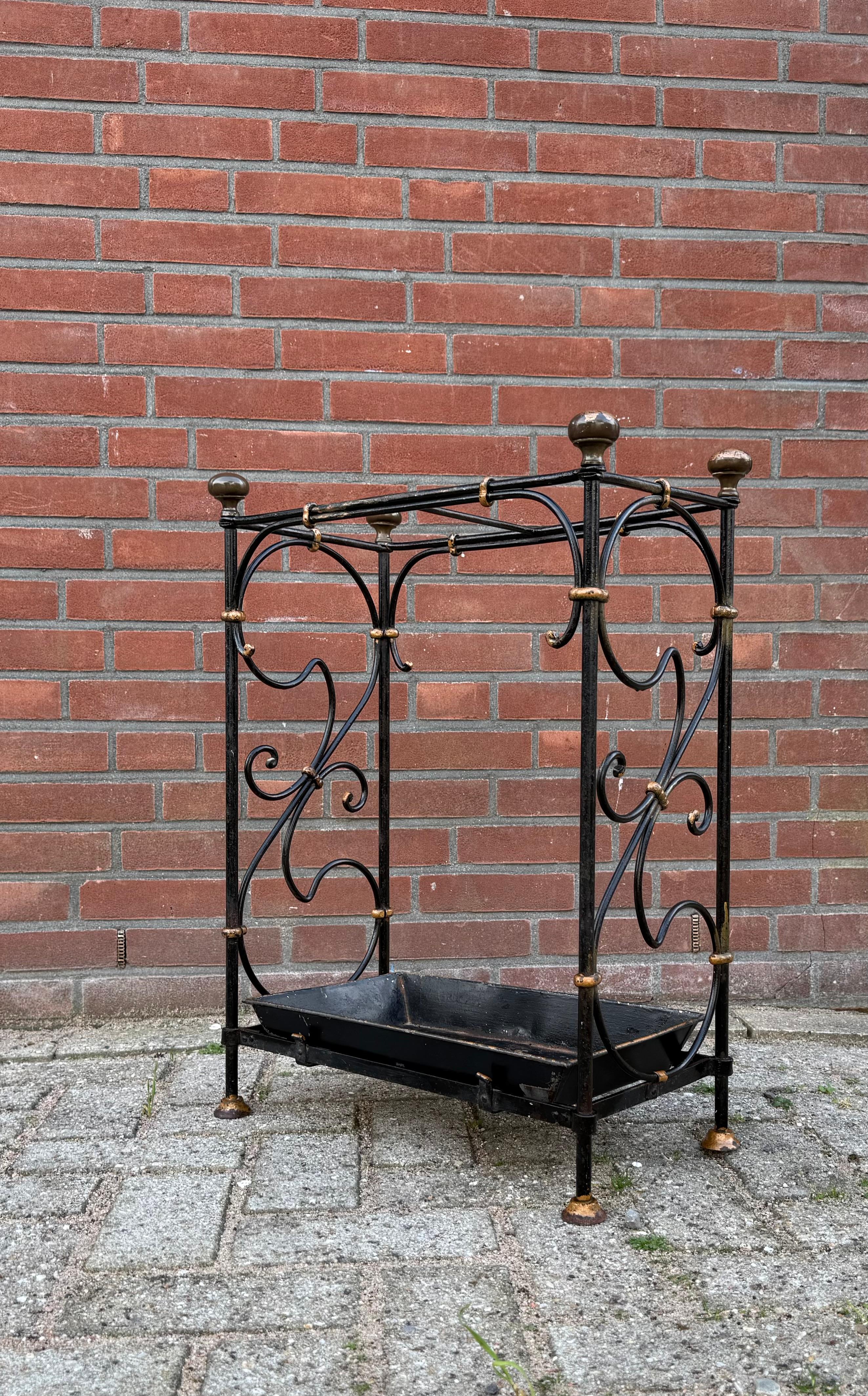 Portaombrelli in ferro battuto e bronzo con fodera in metallo in vendita 10