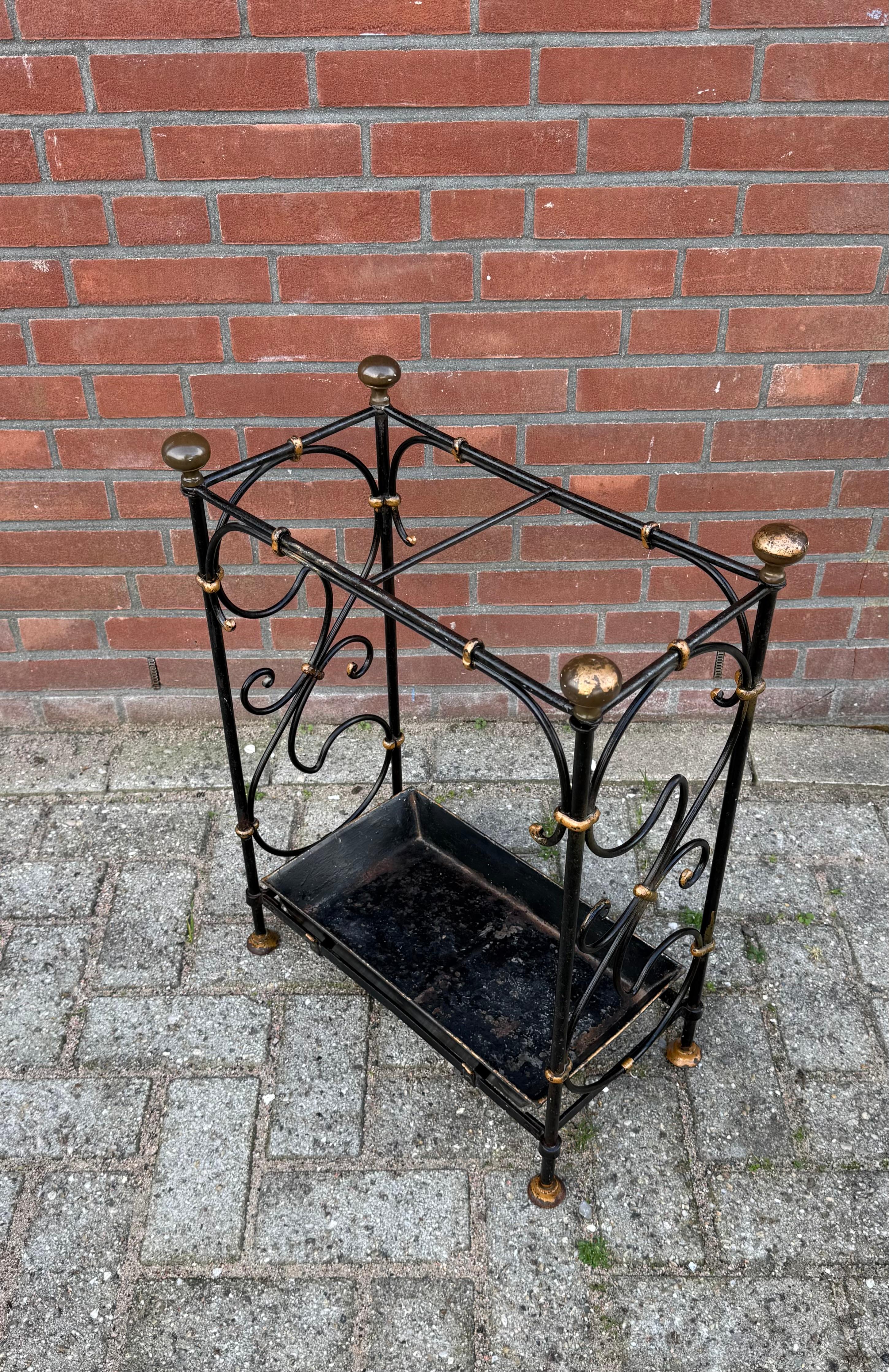 Portaombrelli in ferro battuto e bronzo con fodera in metallo in vendita 11