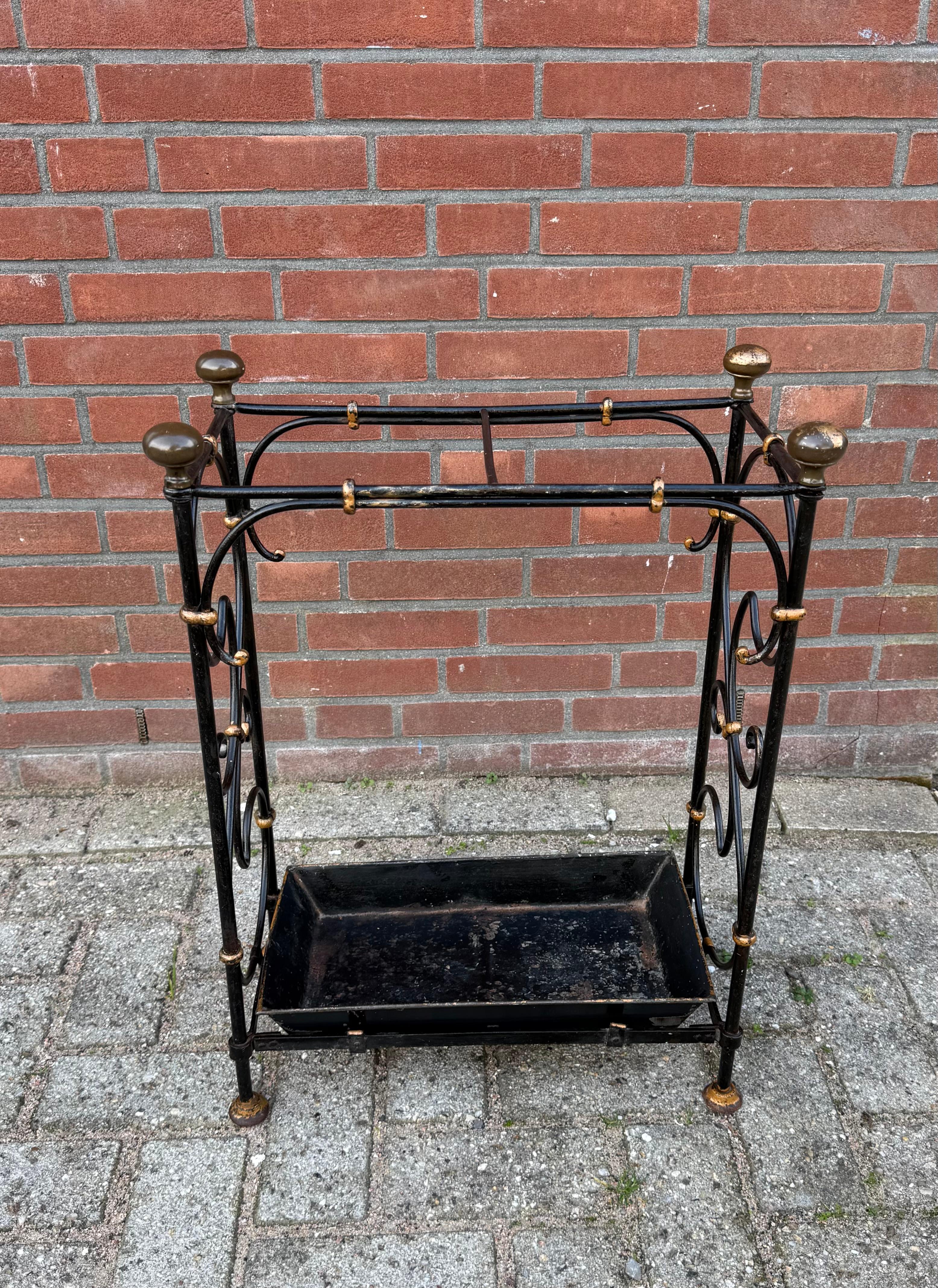 Bellissima bancarella di qualità di arte e artigianato.

Stai cercando un oggetto d'antiquariato elegante e pratico per migliorare il tuo ingresso?
Questo leggio interamente realizzato a mano all'inizio del 1900 è un perfetto esempio degli