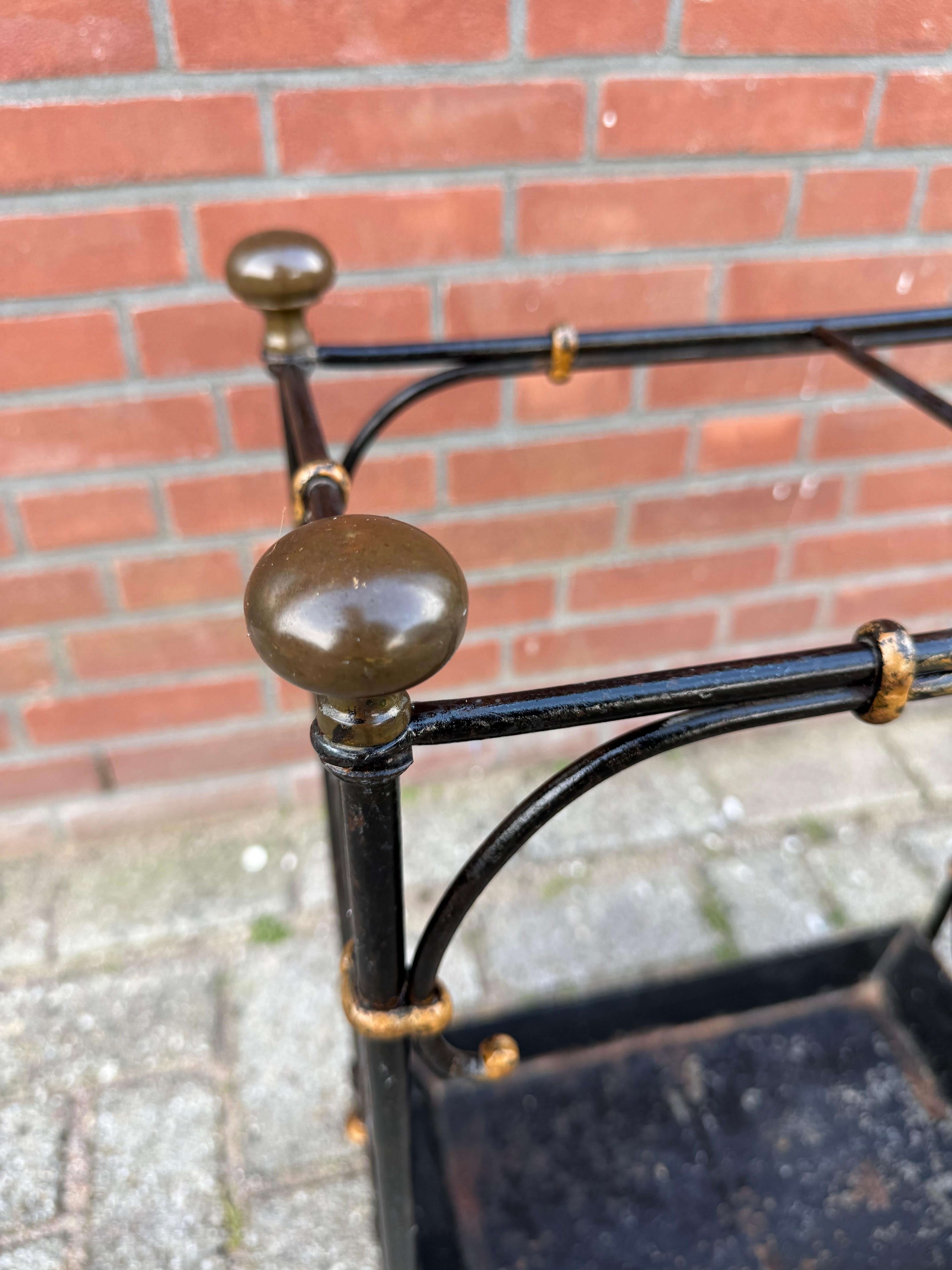 Arts and Crafts Portaombrelli in ferro battuto e bronzo con fodera in metallo in vendita