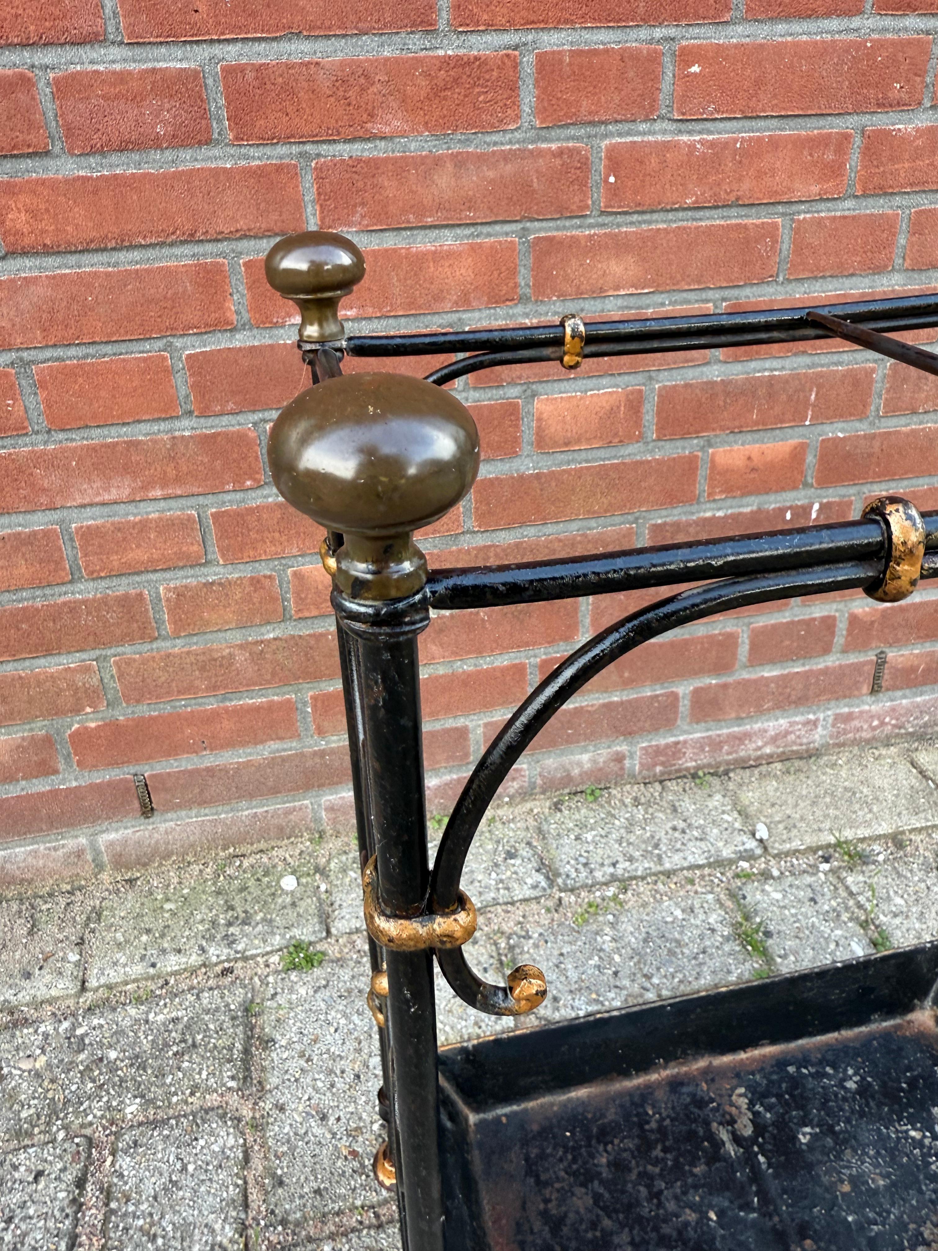 Intagliato a mano Portaombrelli in ferro battuto e bronzo con fodera in metallo in vendita