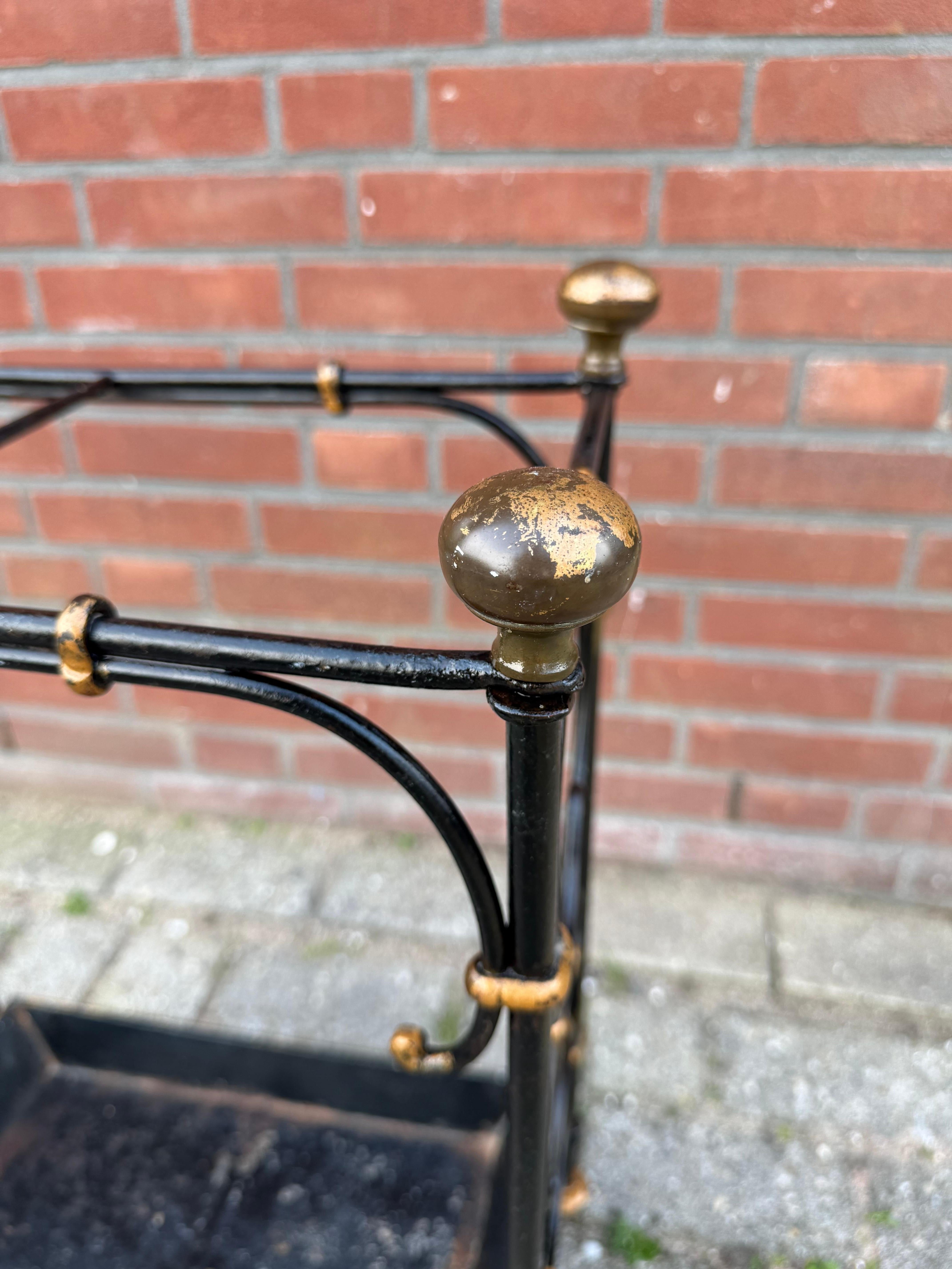 XX secolo Portaombrelli in ferro battuto e bronzo con fodera in metallo in vendita