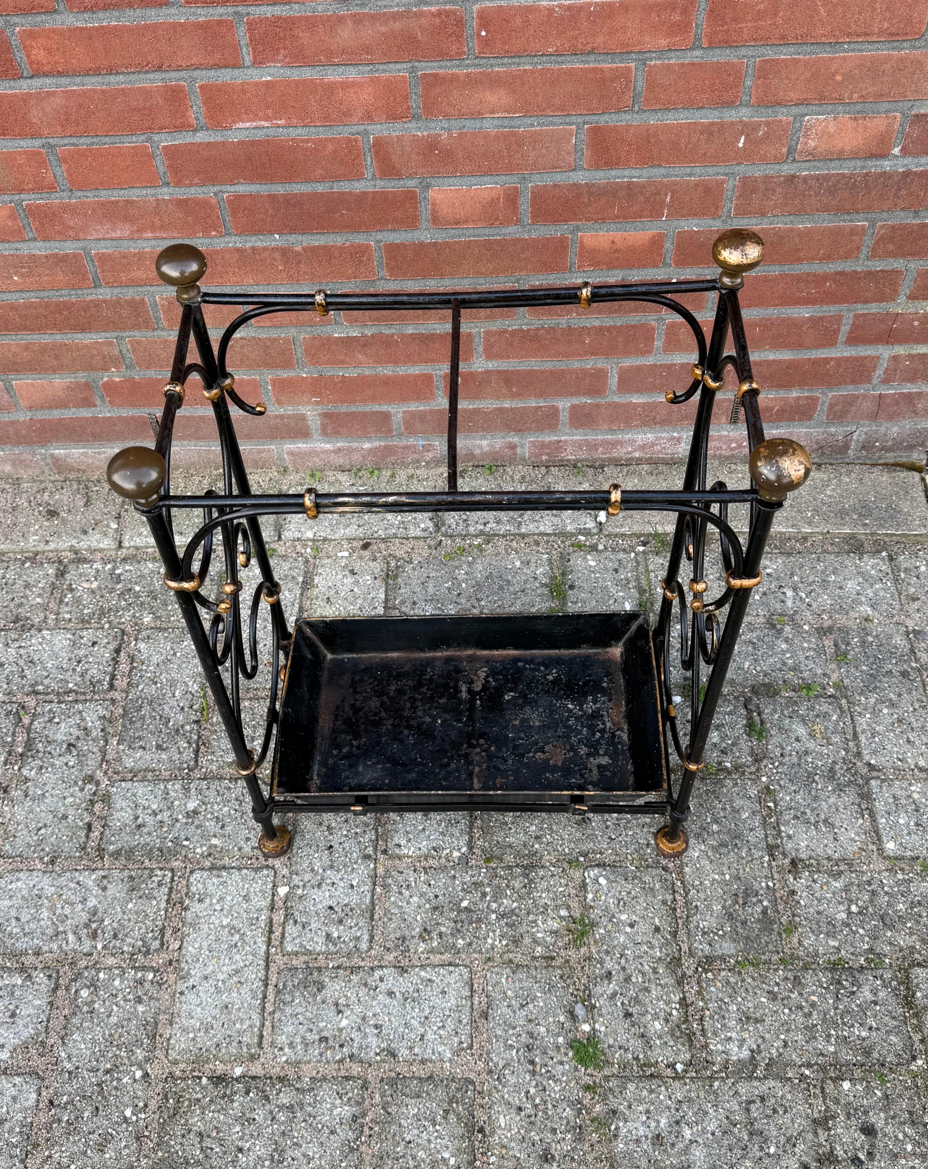 Bronzo Portaombrelli in ferro battuto e bronzo con fodera in metallo in vendita