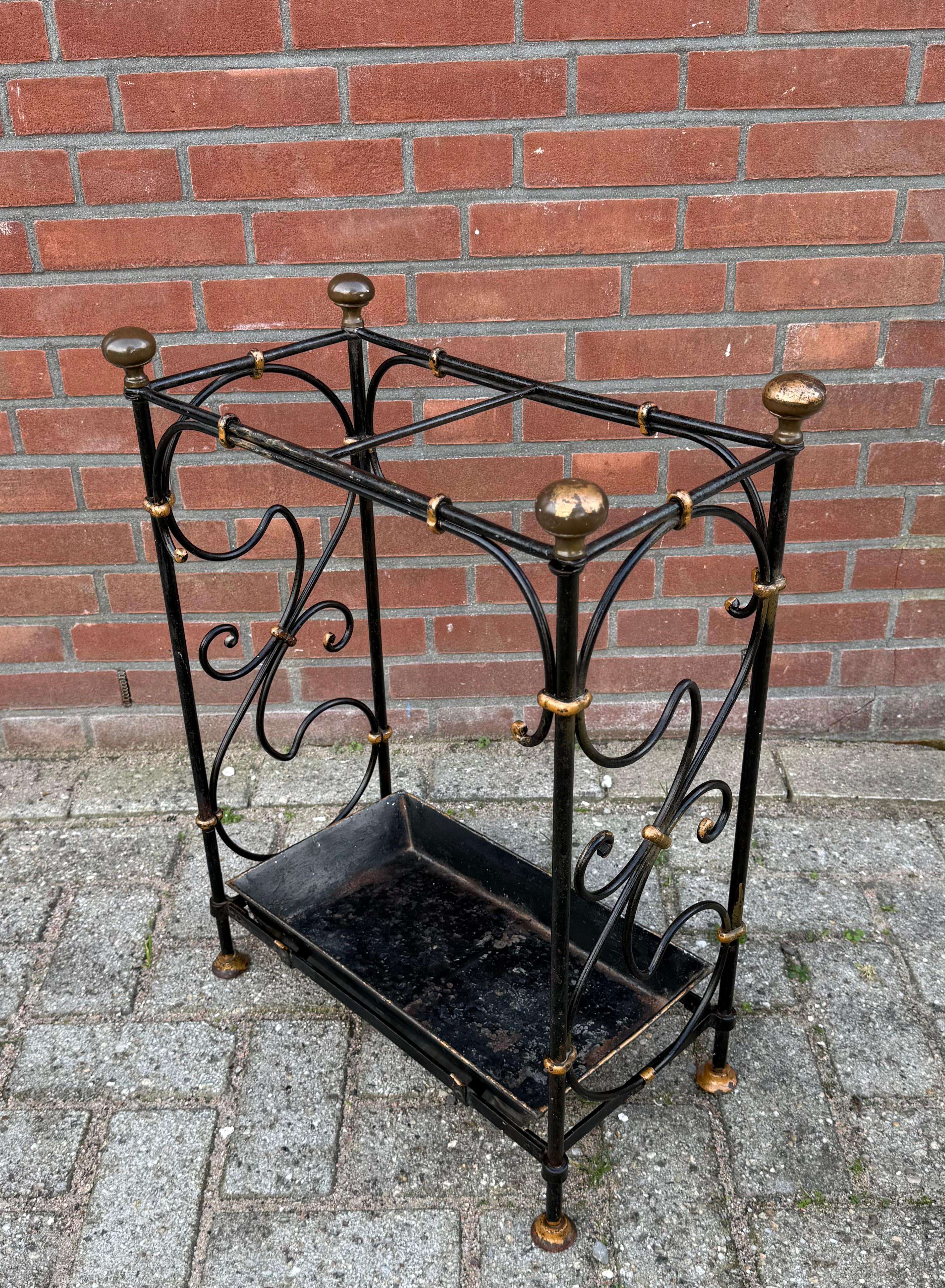 Portaombrelli in ferro battuto e bronzo con fodera in metallo in vendita 1