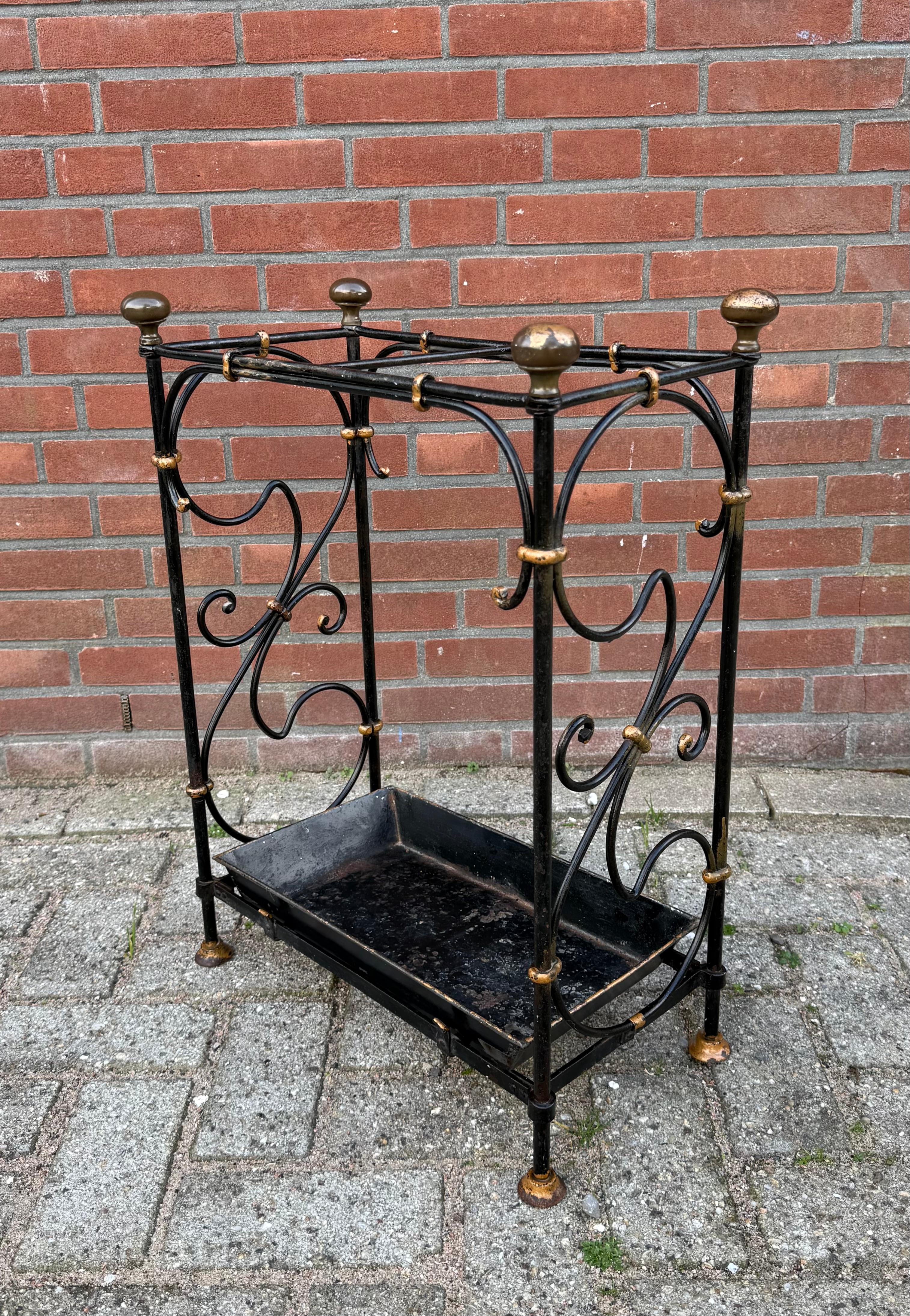 Portaombrelli in ferro battuto e bronzo con fodera in metallo in vendita 2