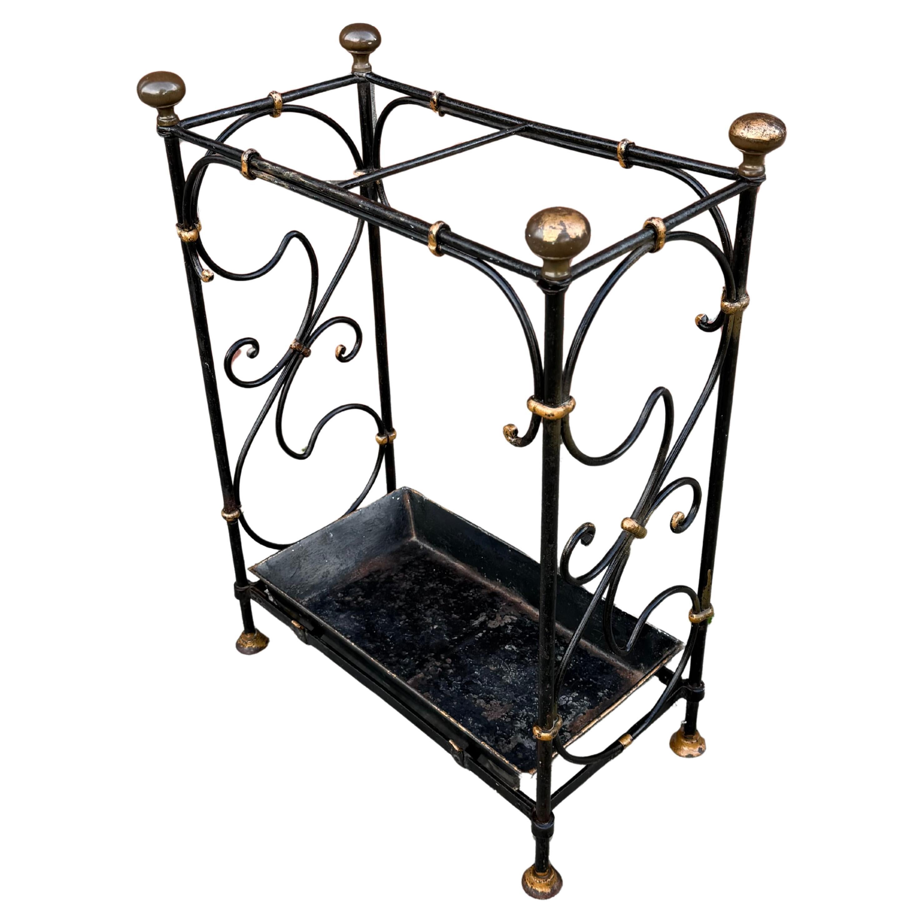 Porte-cannes et porte-parapluies en fer forgé et bronze de style Arts
Crafts avec doublure en métal