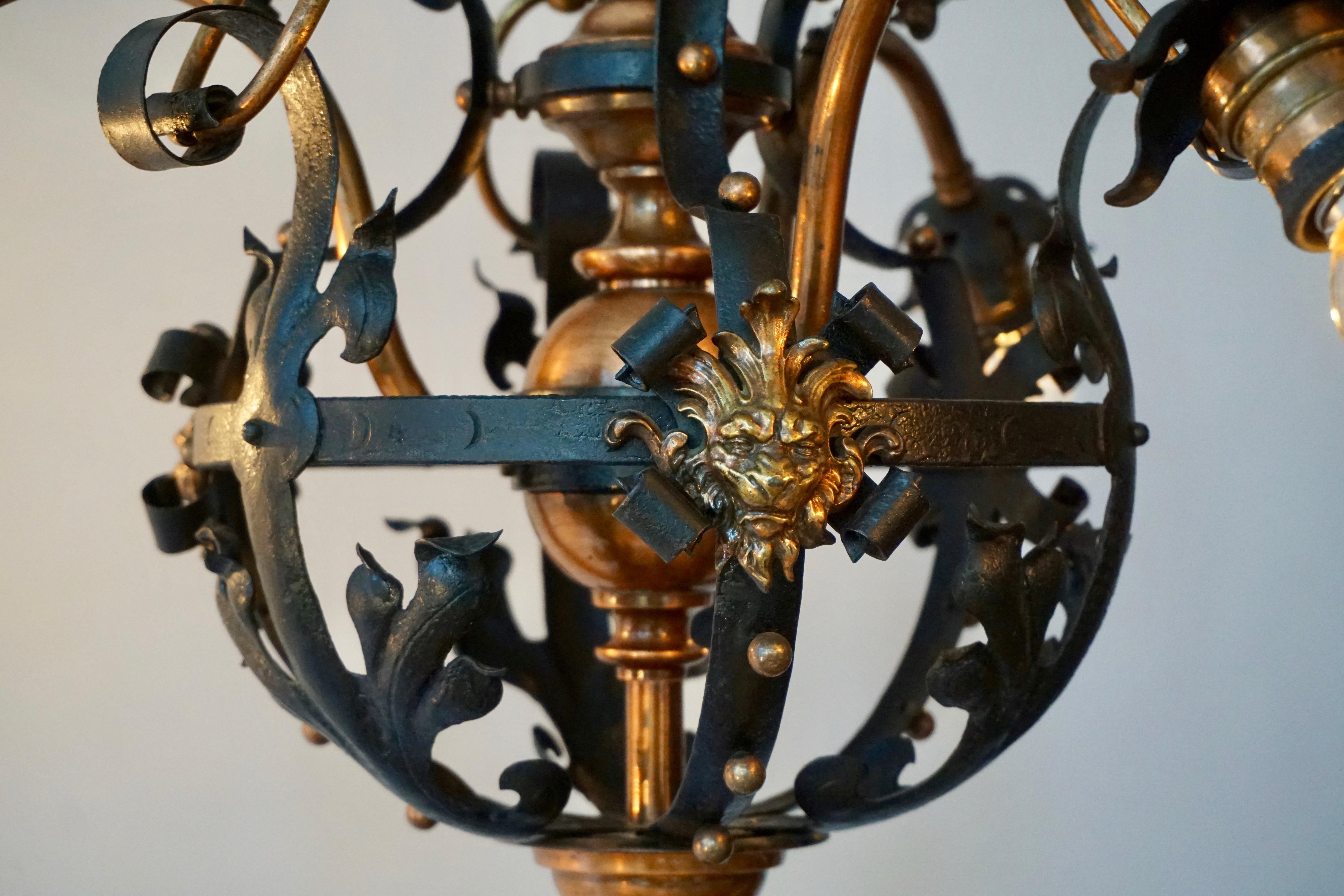 Arts and Crafts-Kronleuchter aus Schmiedeeisen und Kupfer mit Löwenköpfen aus Bronze im Angebot 9